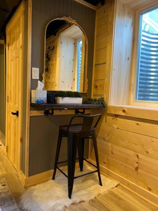 Enchanting and comfy urban cottage with renovated rustic den by Como Park  MN State Fair - Property Image 9