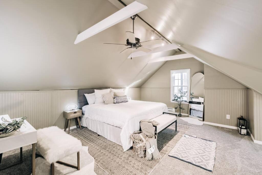 Enchanting and comfy urban cottage with renovated rustic den by Como Park  MN State Fair - Property Image 1