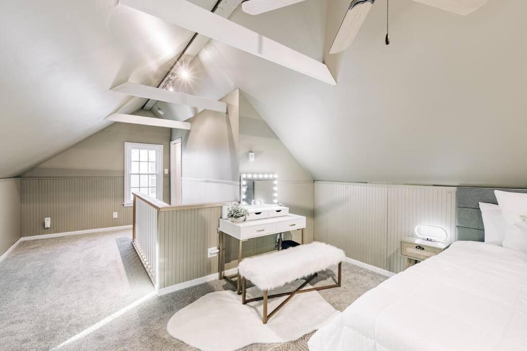 Enchanting and comfy urban cottage with renovated rustic den by Como Park MN State Fair - Property Image 18