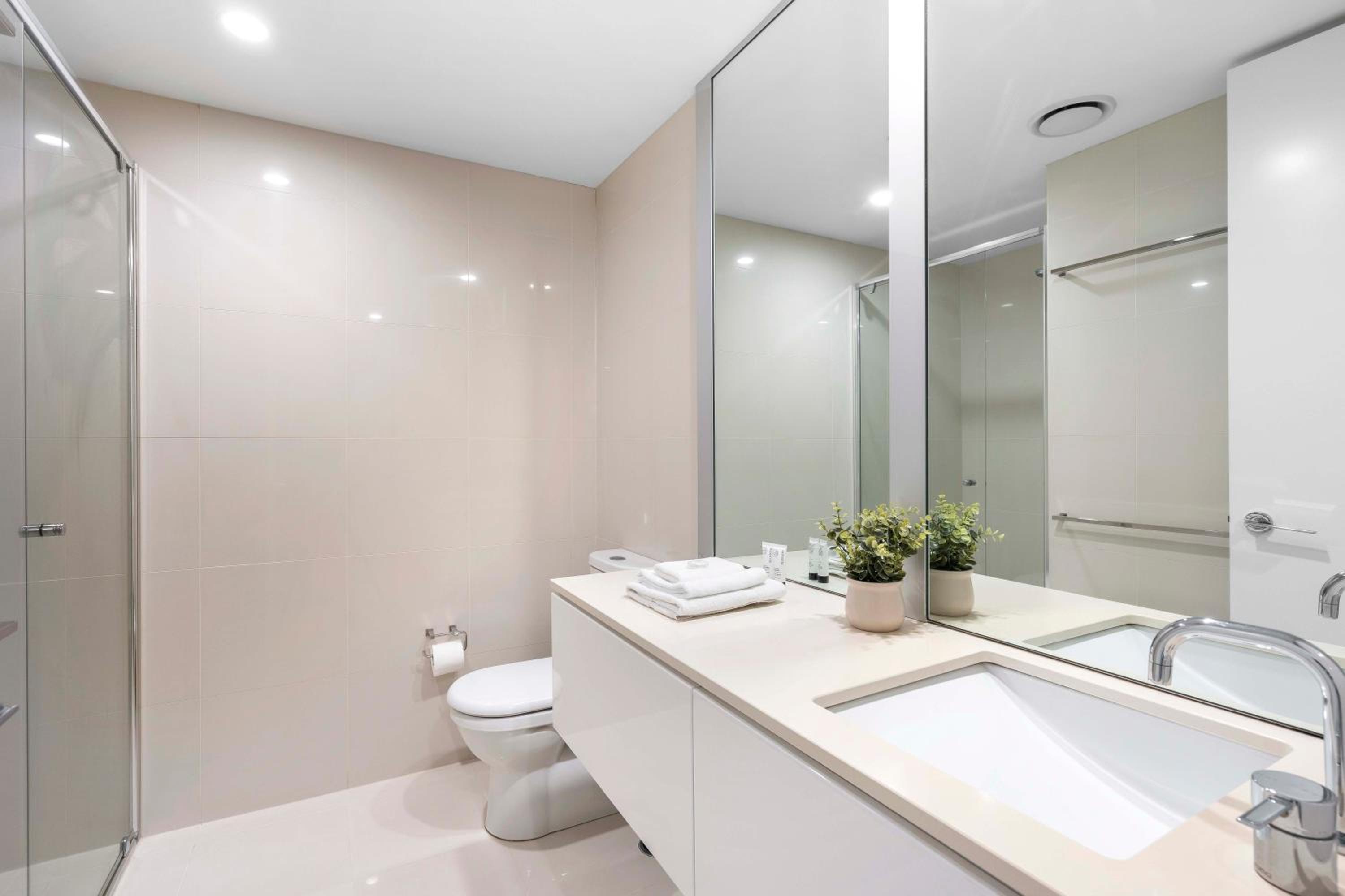 Hinterland Views! - Q Tower Apartments - From Level 3 - Self Contained & Privately Managed - Wow Stay