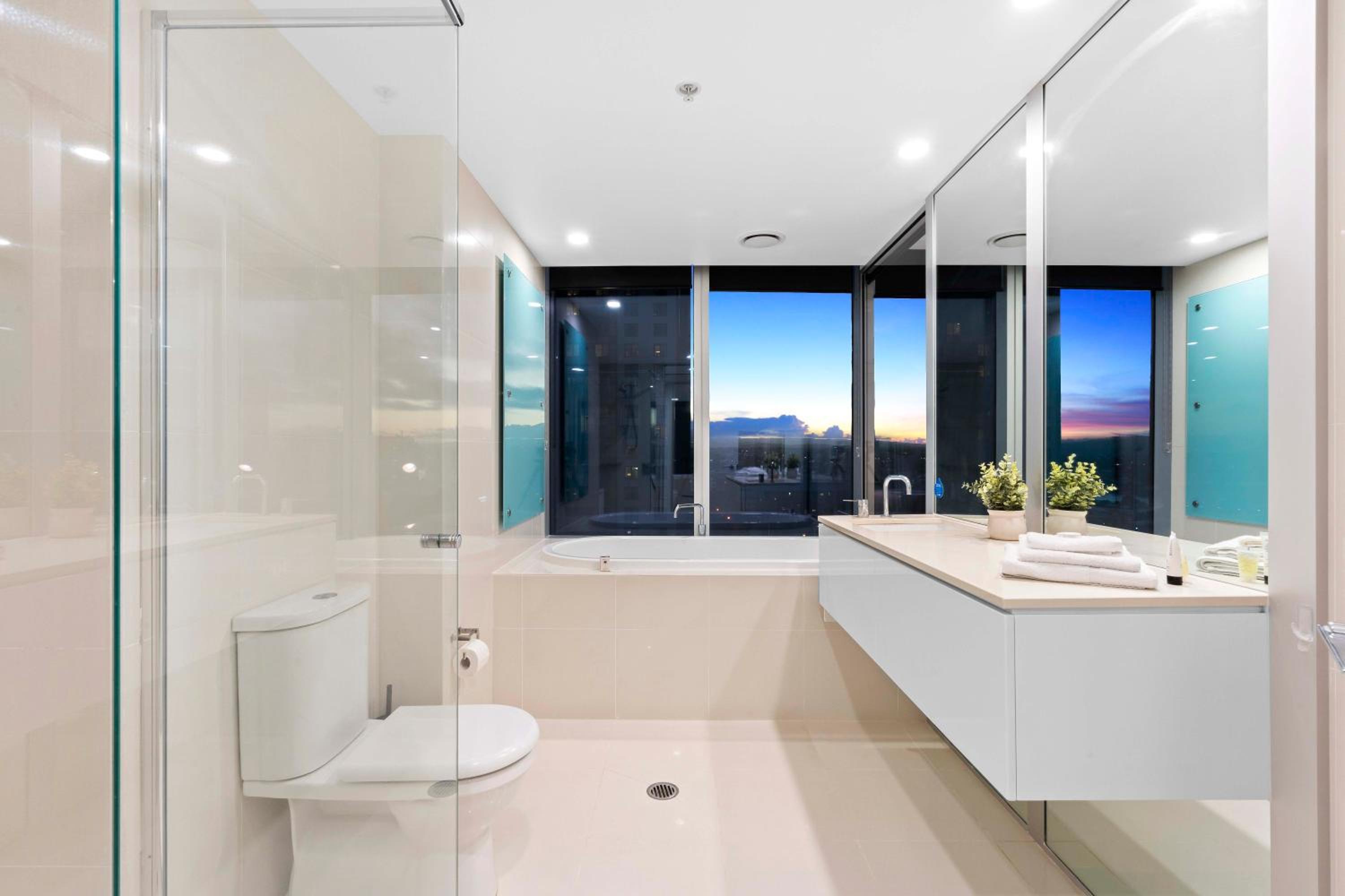 Hinterland Views! - Q Tower Apartments - From Level 3 - Self Contained & Privately Managed - Wow Stay