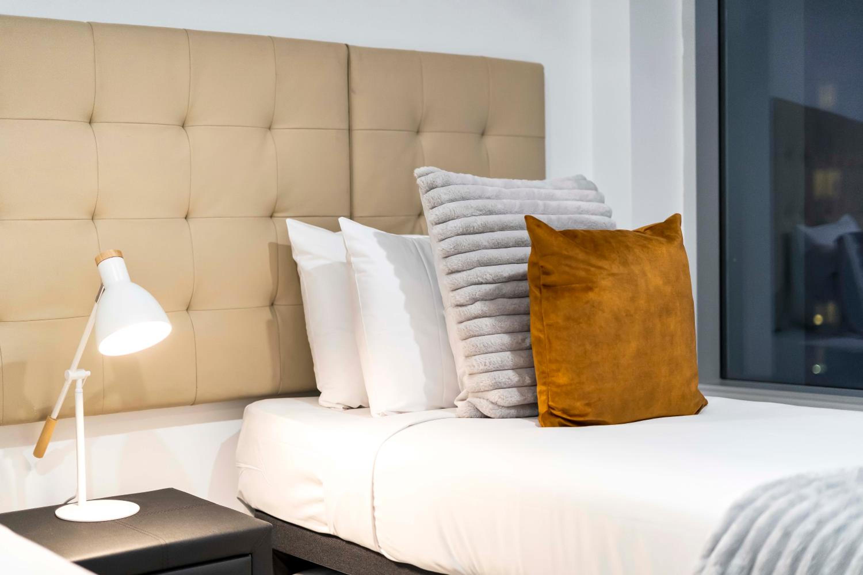 Hinterland Views! - Q Tower Apartments - From Level 3 - Self Contained & Privately Managed - Wow Stay