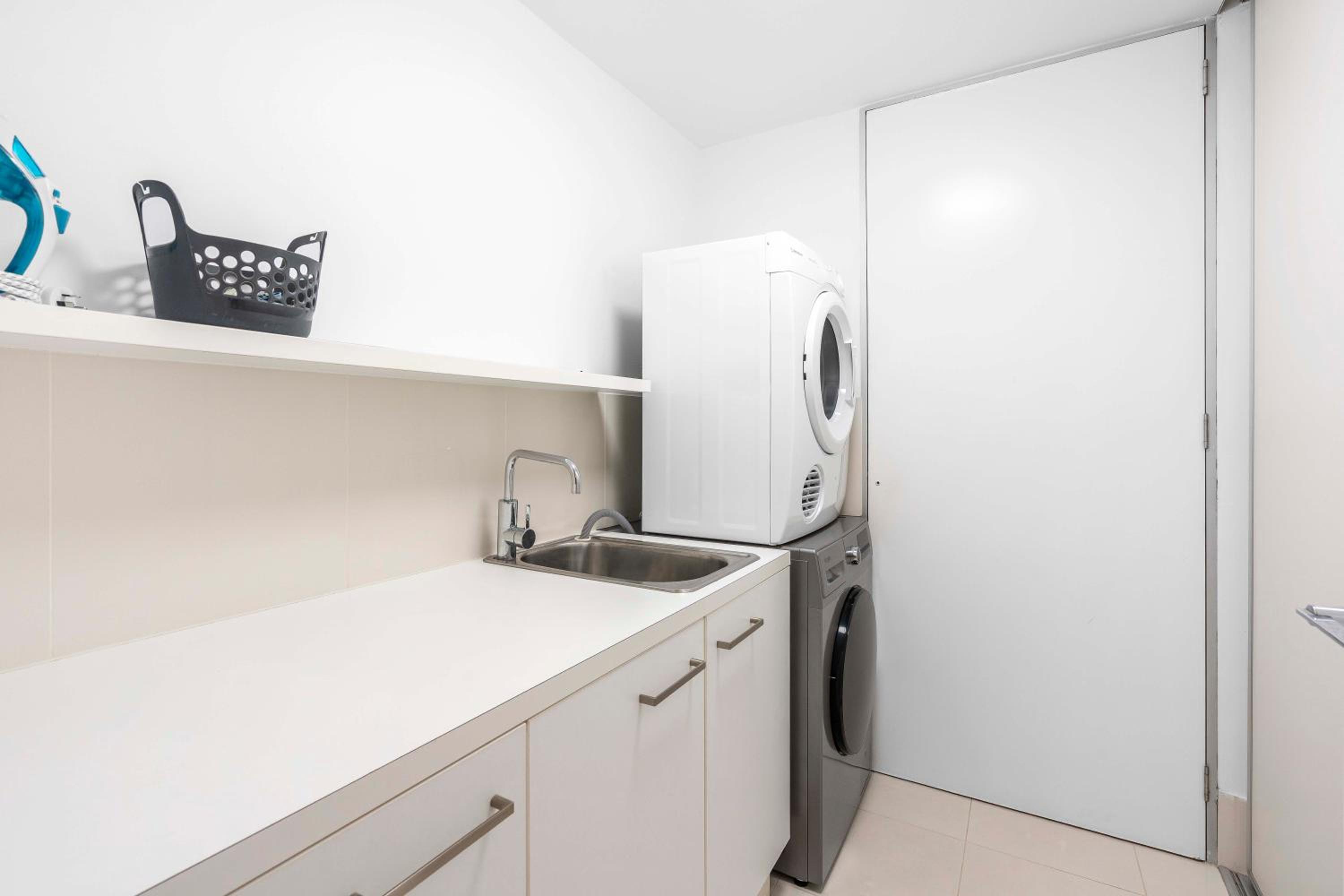 Hinterland Views! - Q Tower Apartments - From Level 3 - Self Contained & Privately Managed - Wow Stay