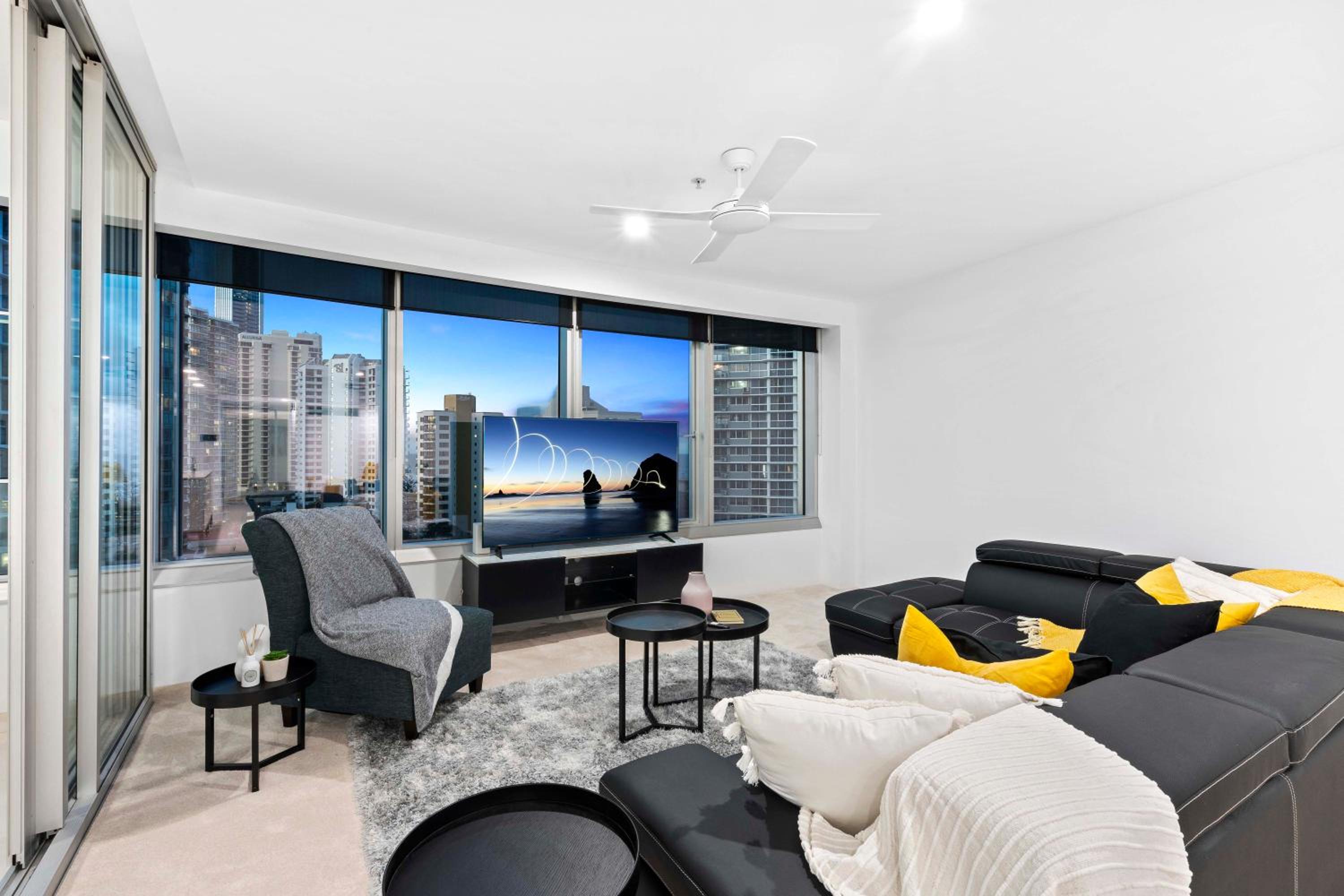 Hinterland Views! - Q Tower Apartments - From Level 3 - Self Contained & Privately Managed - Wow Stay