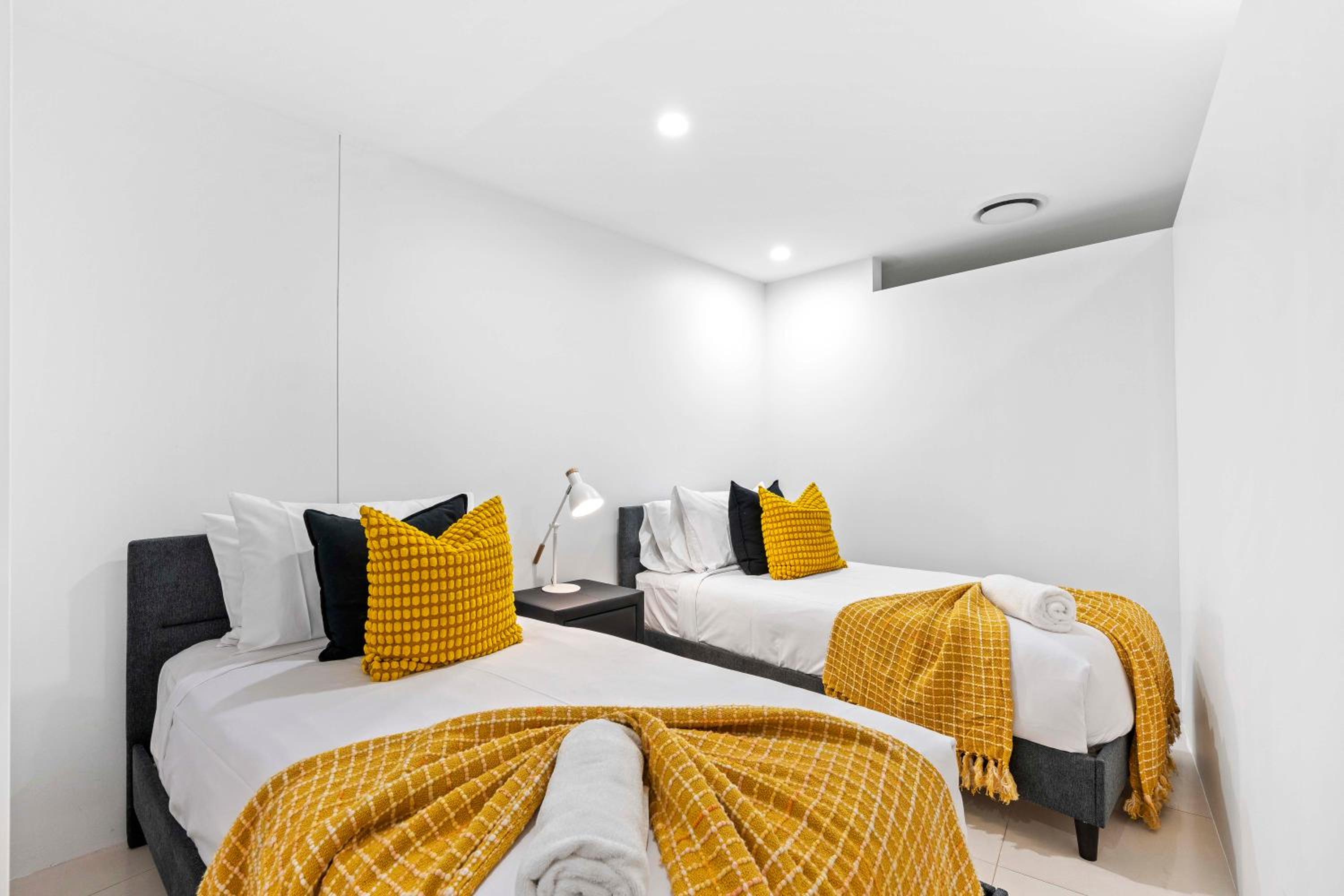 Hinterland Views! - Q Tower Apartments - From Level 3 - Self Contained & Privately Managed - Wow Stay