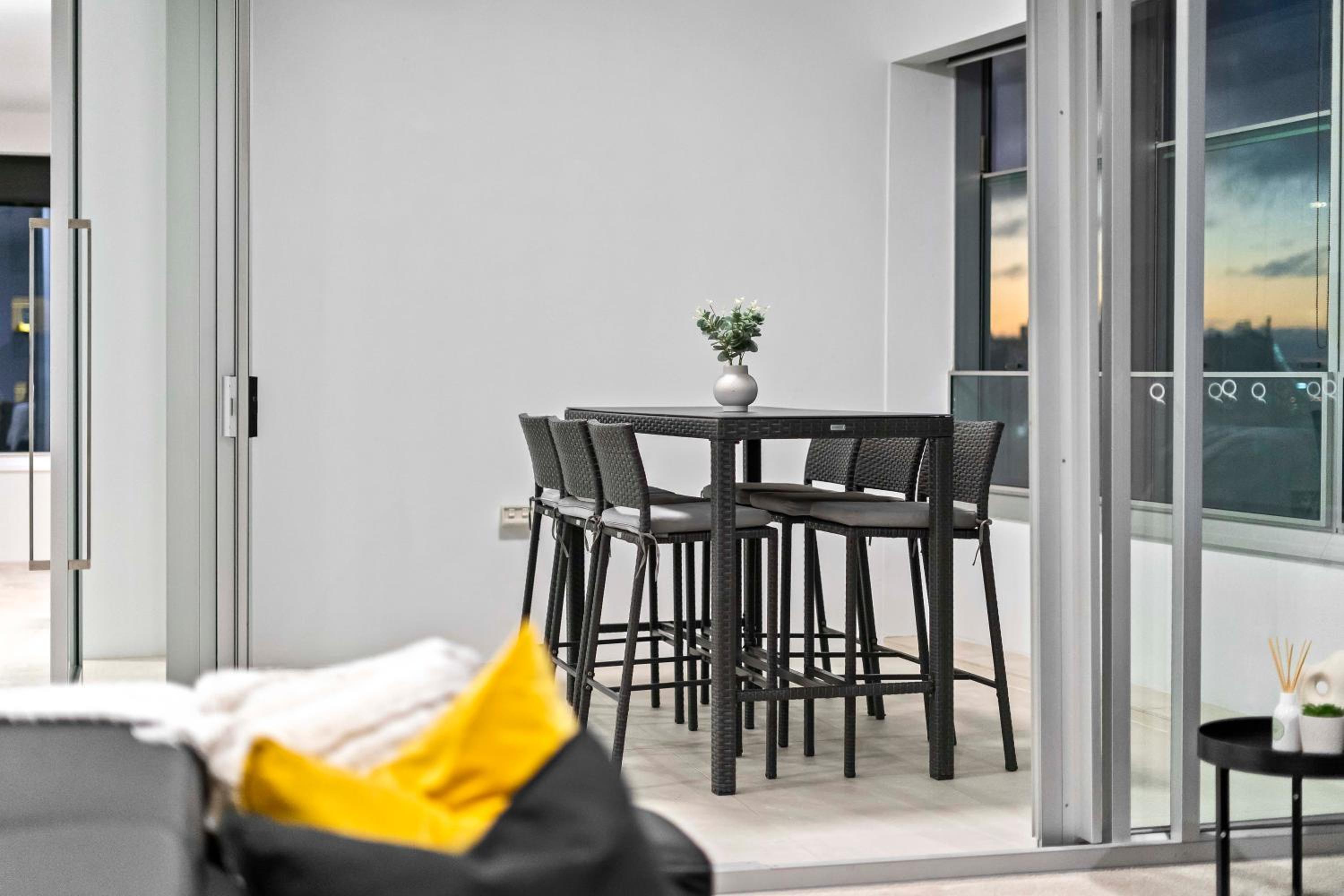 Hinterland Views! - Q Tower Apartments - From Level 3 - Self Contained & Privately Managed - Wow Stay