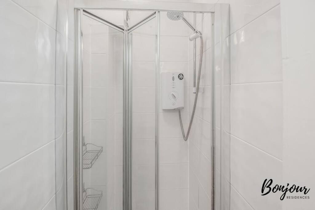 Lilas Suite Abbeyhill - 1BR-1BA 5 Mins to Meadowbank Shopping by Bonjour Residences Edinburgh view 3
