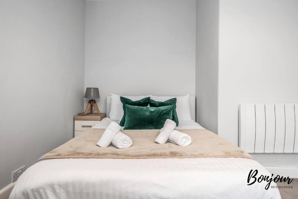 Lilas Suite Abbeyhill - 1BR-1BA 5 Mins to Meadowbank Shopping by Bonjour Residences Edinburgh view 5