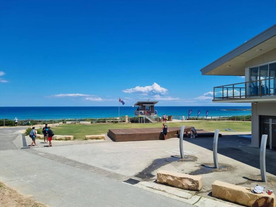 Lake-view Retreat w Spa, nearby Beaches & Shopping in the Central Coast