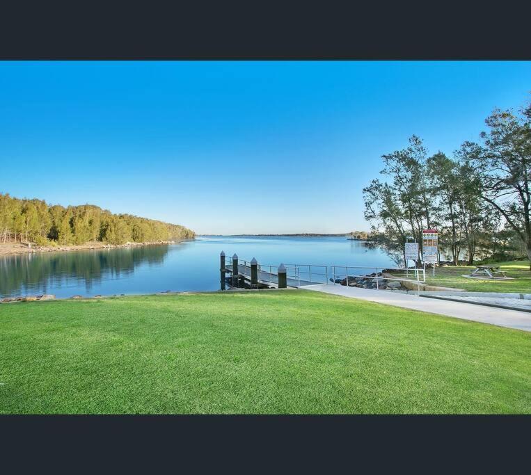 Lake-view Retreat w Spa, nearby Beaches & Shopping in the Central Coast
