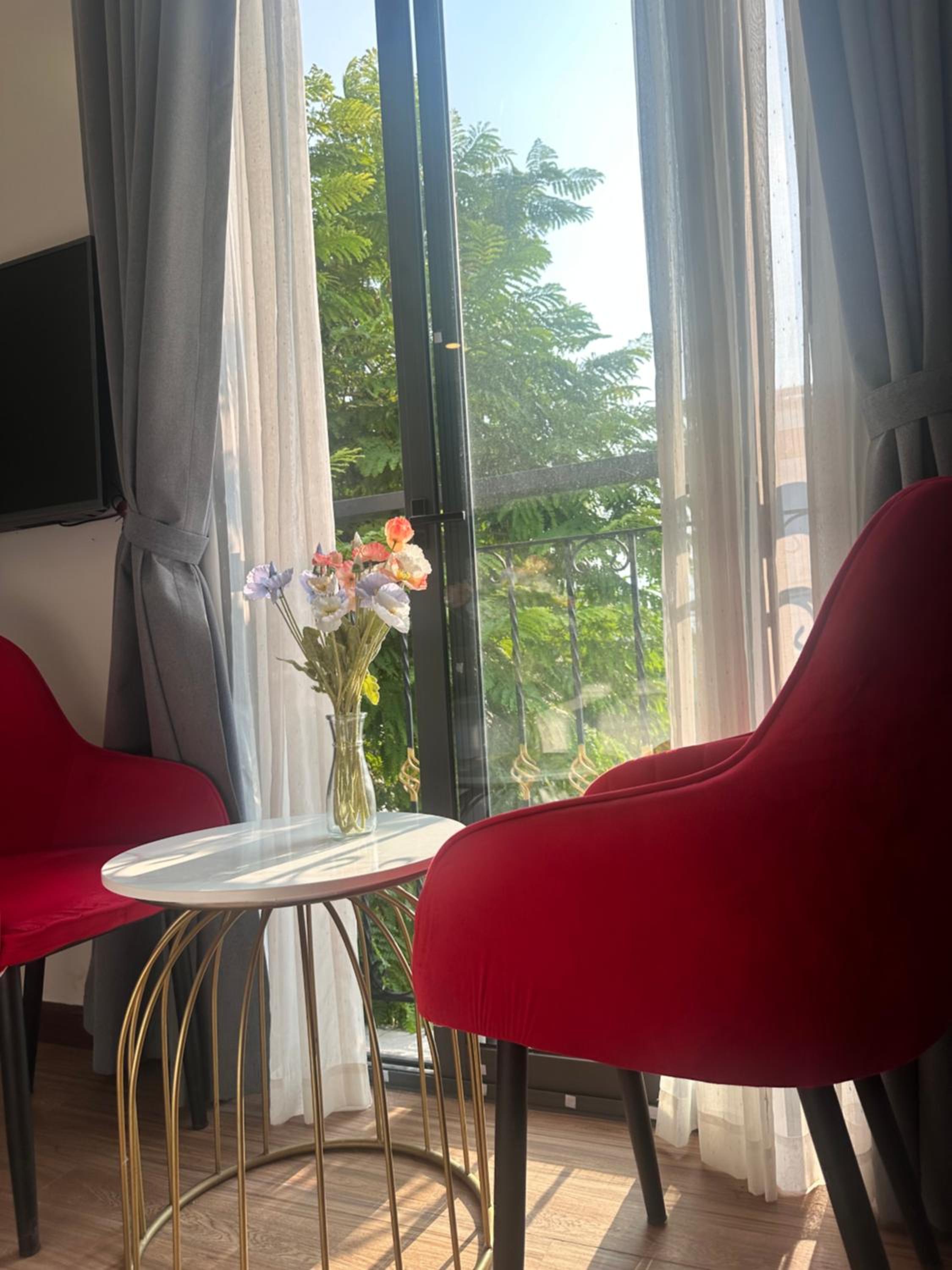 Căn phòng tràn ngập ánh sáng tự nhiên luôn mang lại nguồn năng lượng tích cực view 5