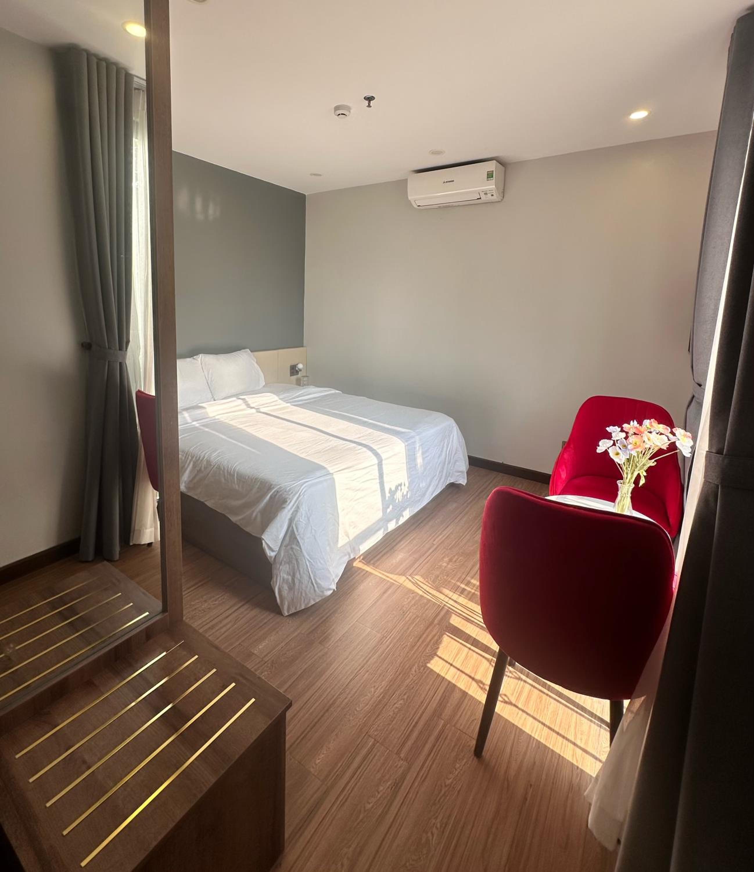 Căn phòng tràn ngập ánh sáng tự nhiên luôn mang lại nguồn năng lượng tích cực view 2