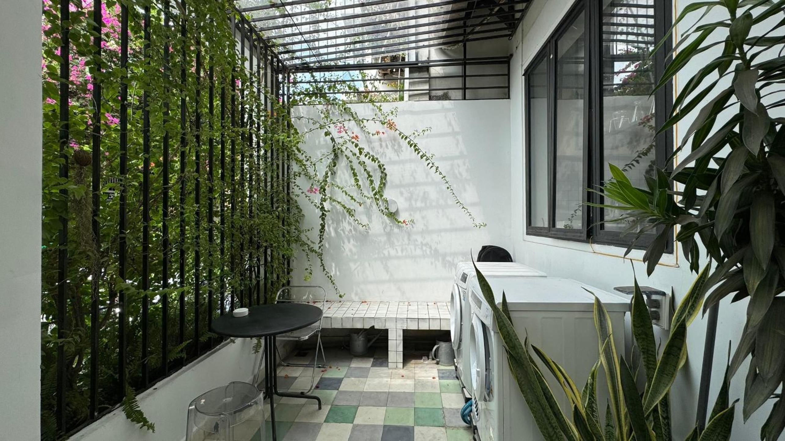 Botanist Lab Minihotel by CIRCADIAN