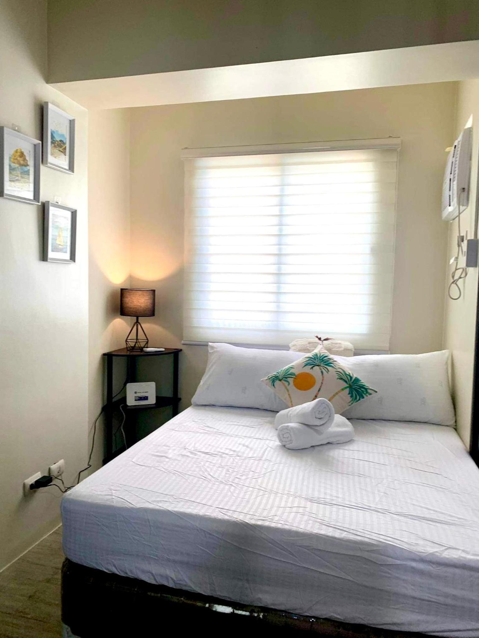 2 Bedroom Condo with Queen bed, Swimming Pool, free Netflix and Wifi view 4