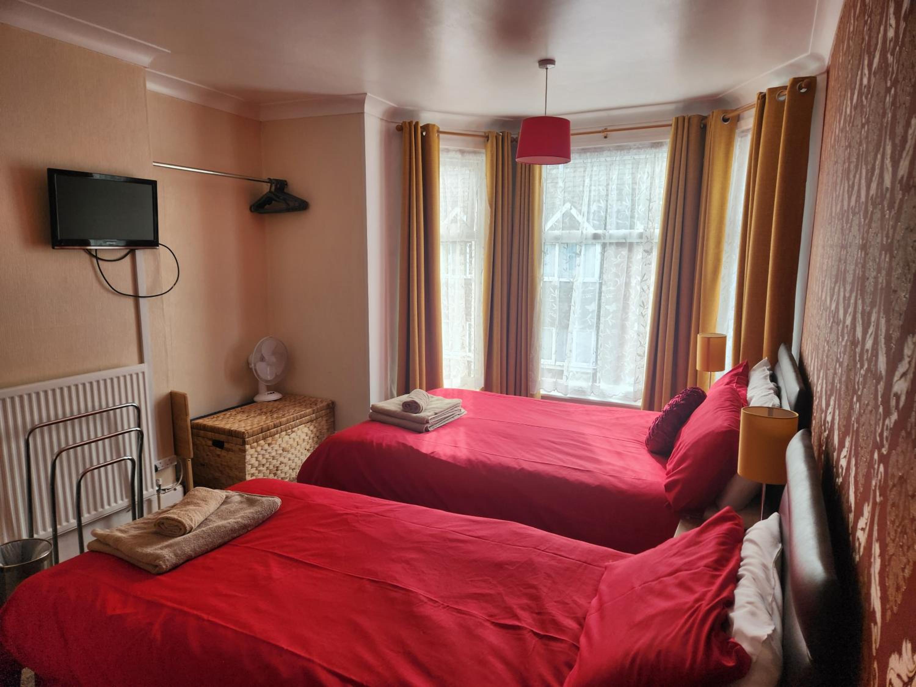 OYO Twins Palms Guest House
