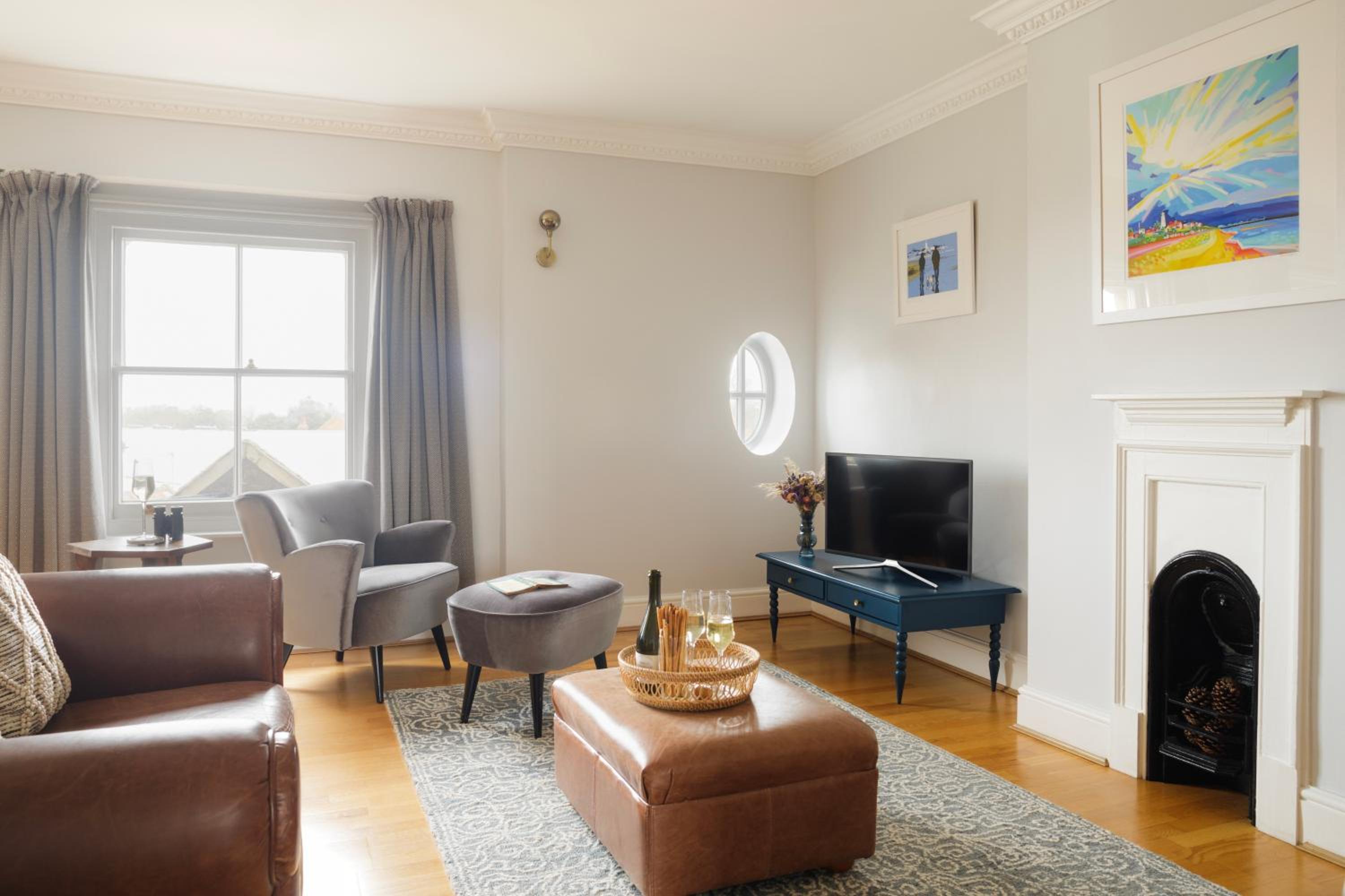 High View, Southwold High Street (2 bed, 2 bath, allocated parking, balcony) view 2