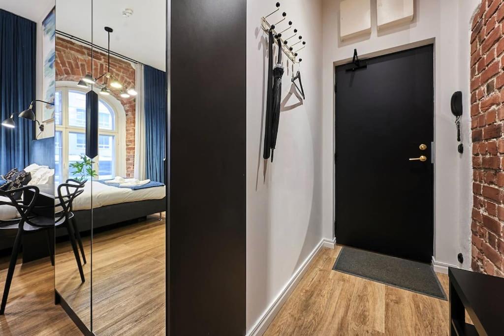 Urban-Glam City Centre Studio with a Gym and Terrace view 3