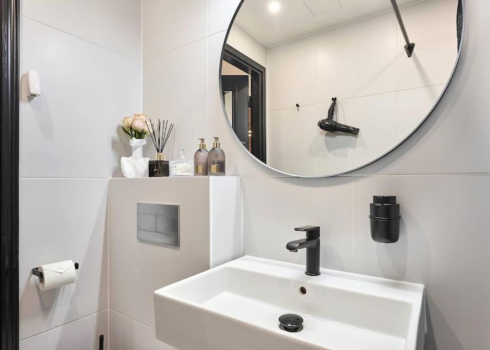 Urban-Glam City Centre Studio with a Gym and Terrace view 5