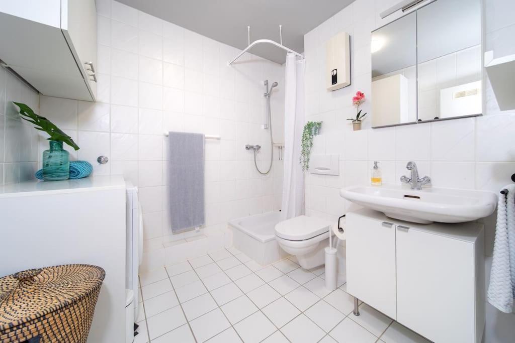 City Apartment mit Sonnenbalkon, 10 Minuten zum Bahnhof, 5 Minuten zum Luisenviertel