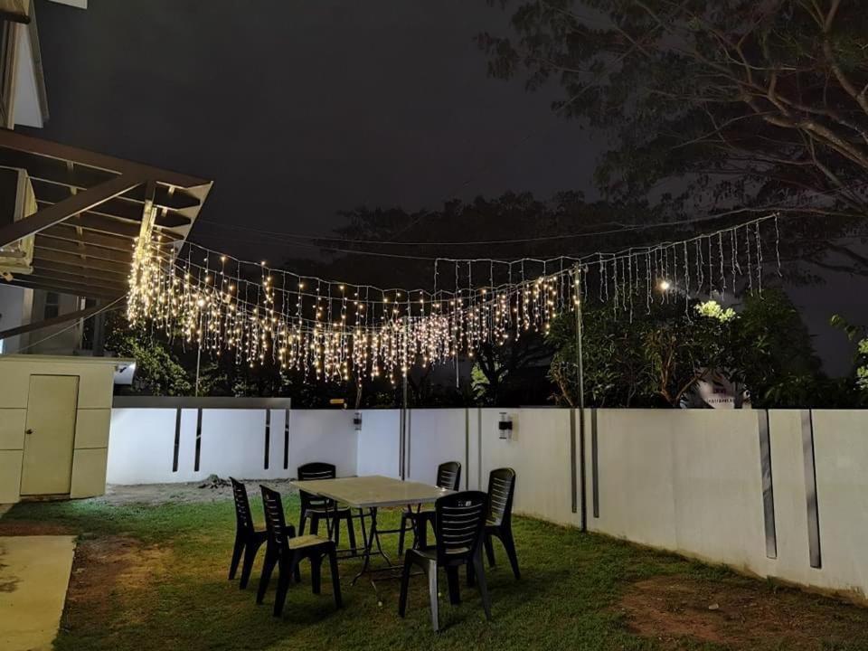 Austin 55, Corner with Karaoke n BBQ for 16paxs