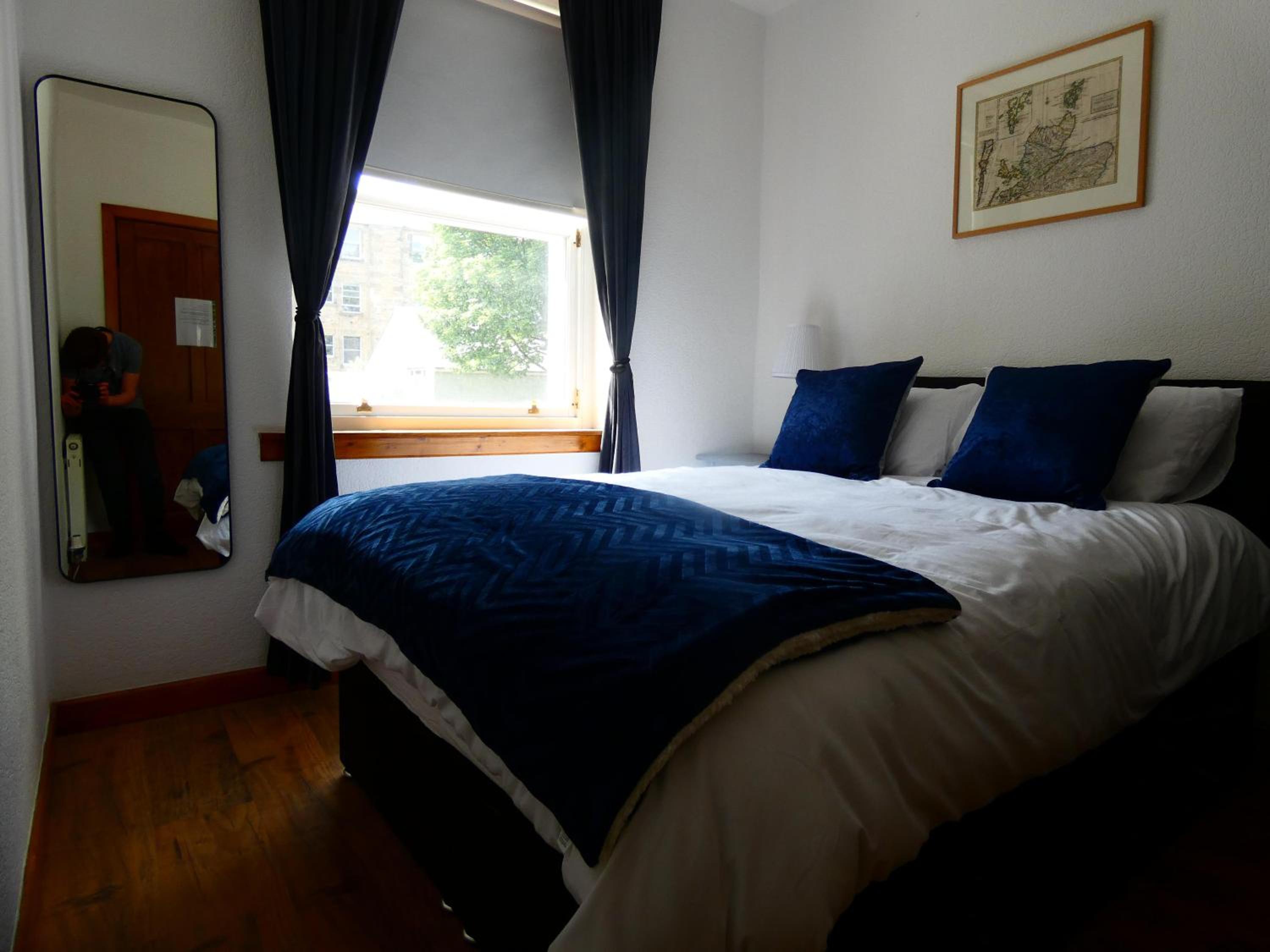 Central 2-bed flat in Edinburgh