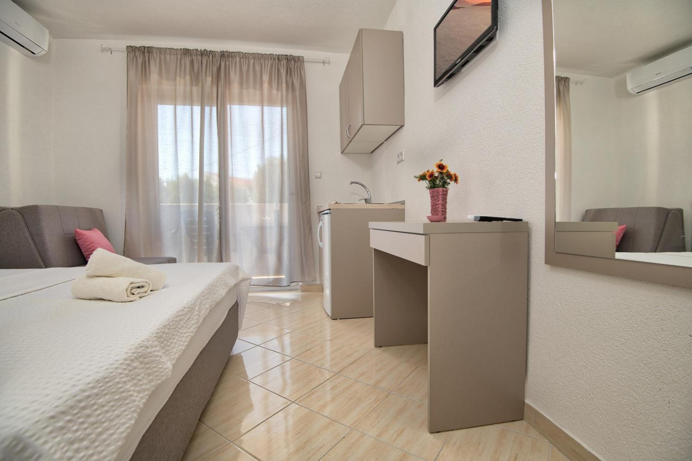Studio & Apartments More