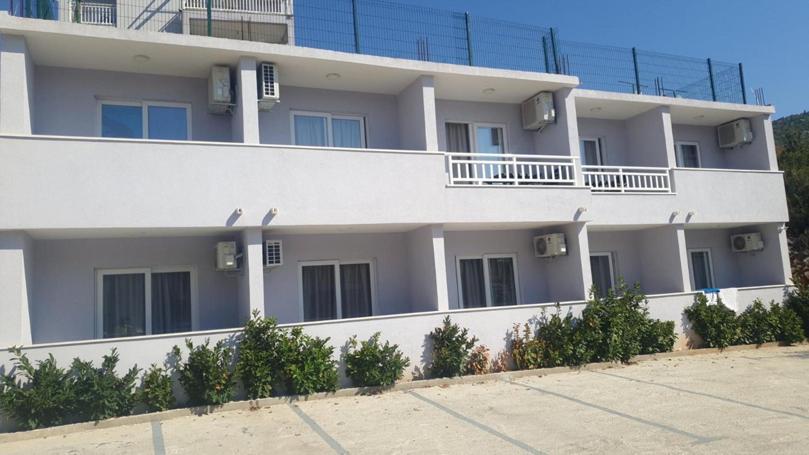 Studio & Apartments More