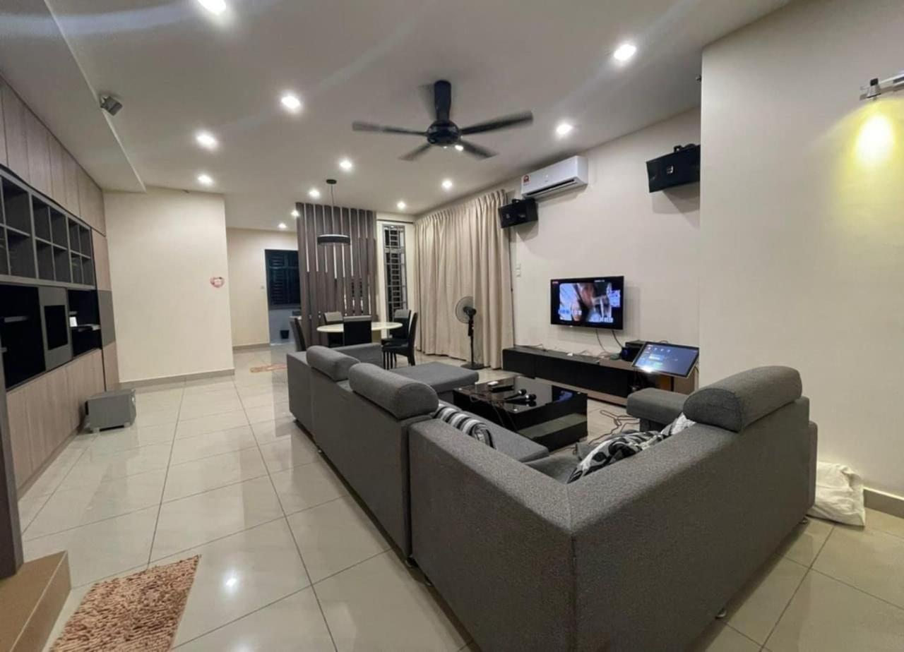 Austin 55, Corner with Karaoke n BBQ for 16paxs