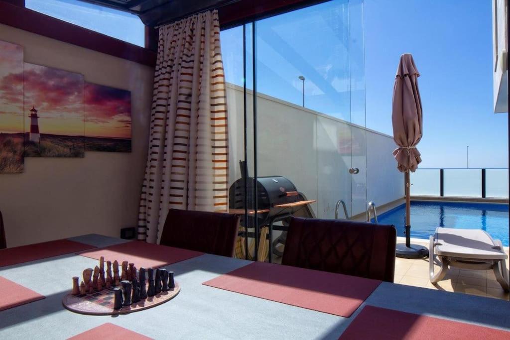 Designer Haus mit beheiztem Pool (überdacht) view 5