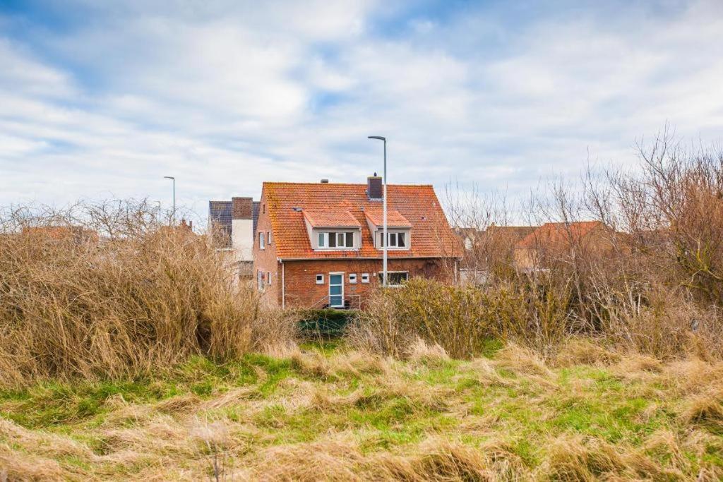 Villa in front of the sea with natural swimming pond