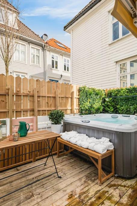 Dinbnb Homes I Bergen's #1 BNB I Jacuzzi & Fireplace & Balcony view 3