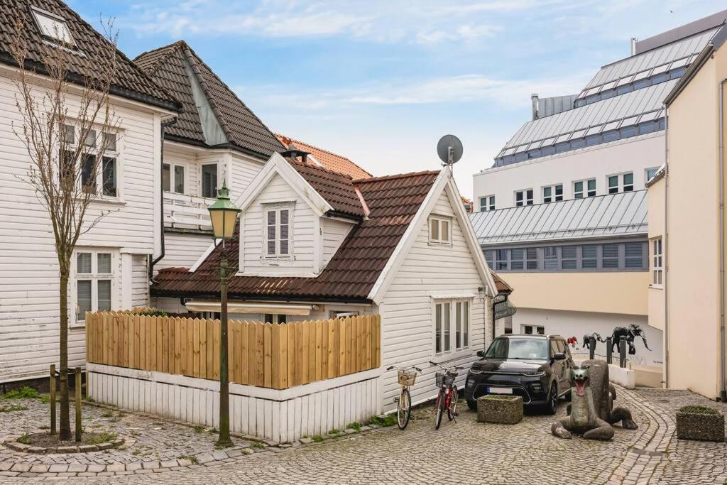 Dinbnb Homes I Bergen's #1 BNB I Jacuzzi & Fireplace & Balcony view 4