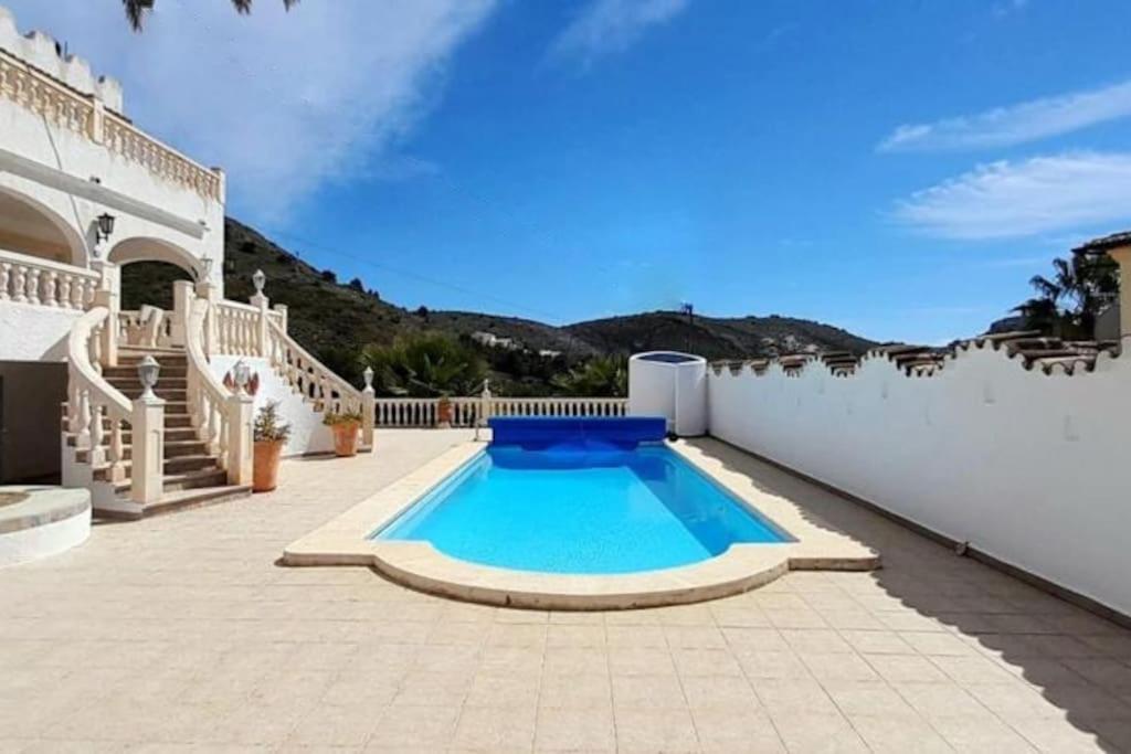Vista Portet, sleeps 10, Private Pool, Sea Views, Squash, 1 km from El Portet beach