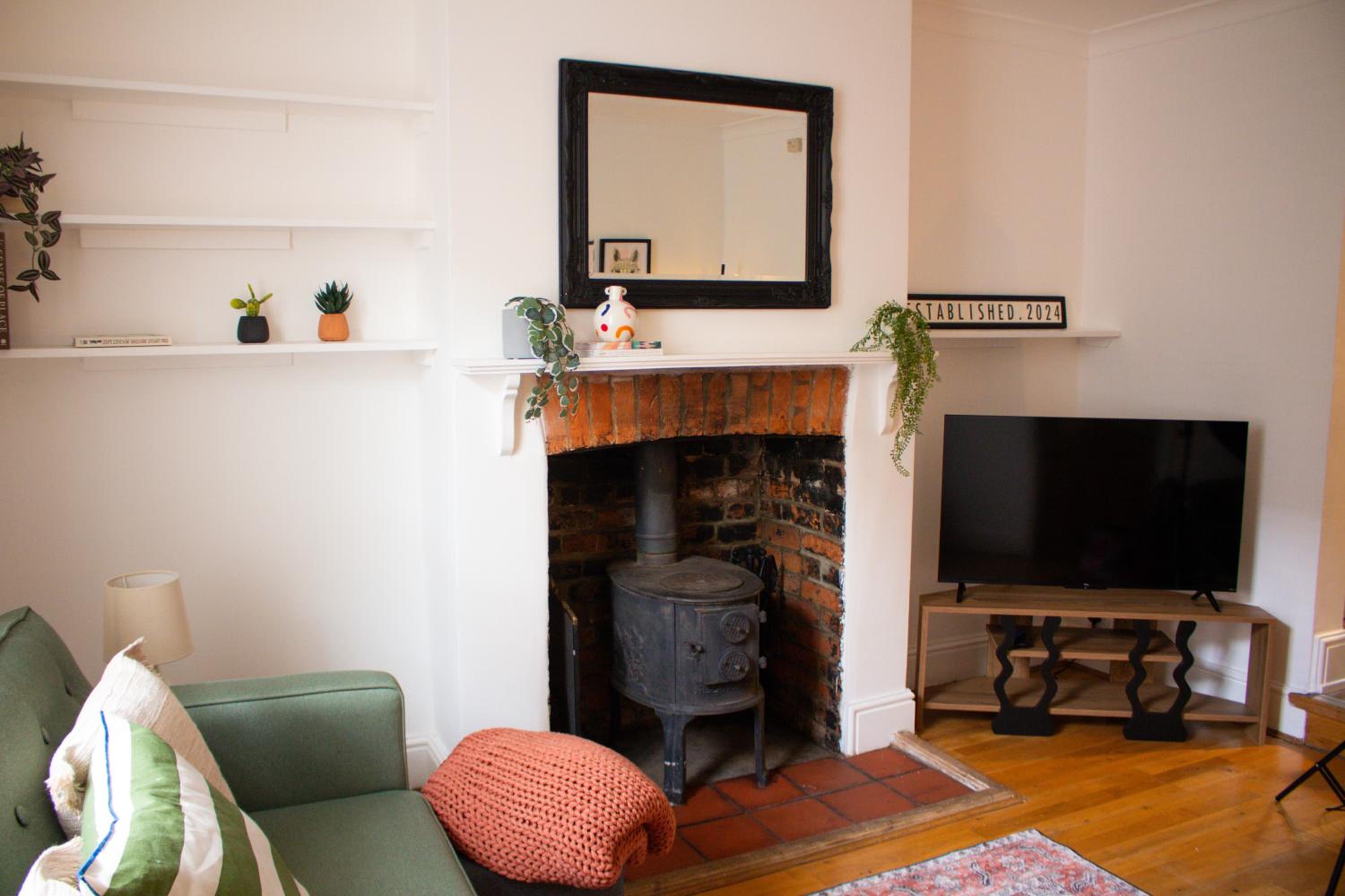 Marlborough Vacations - Characterful Cottage - Sleeps 6 - Parking - High Street - Property Image 41