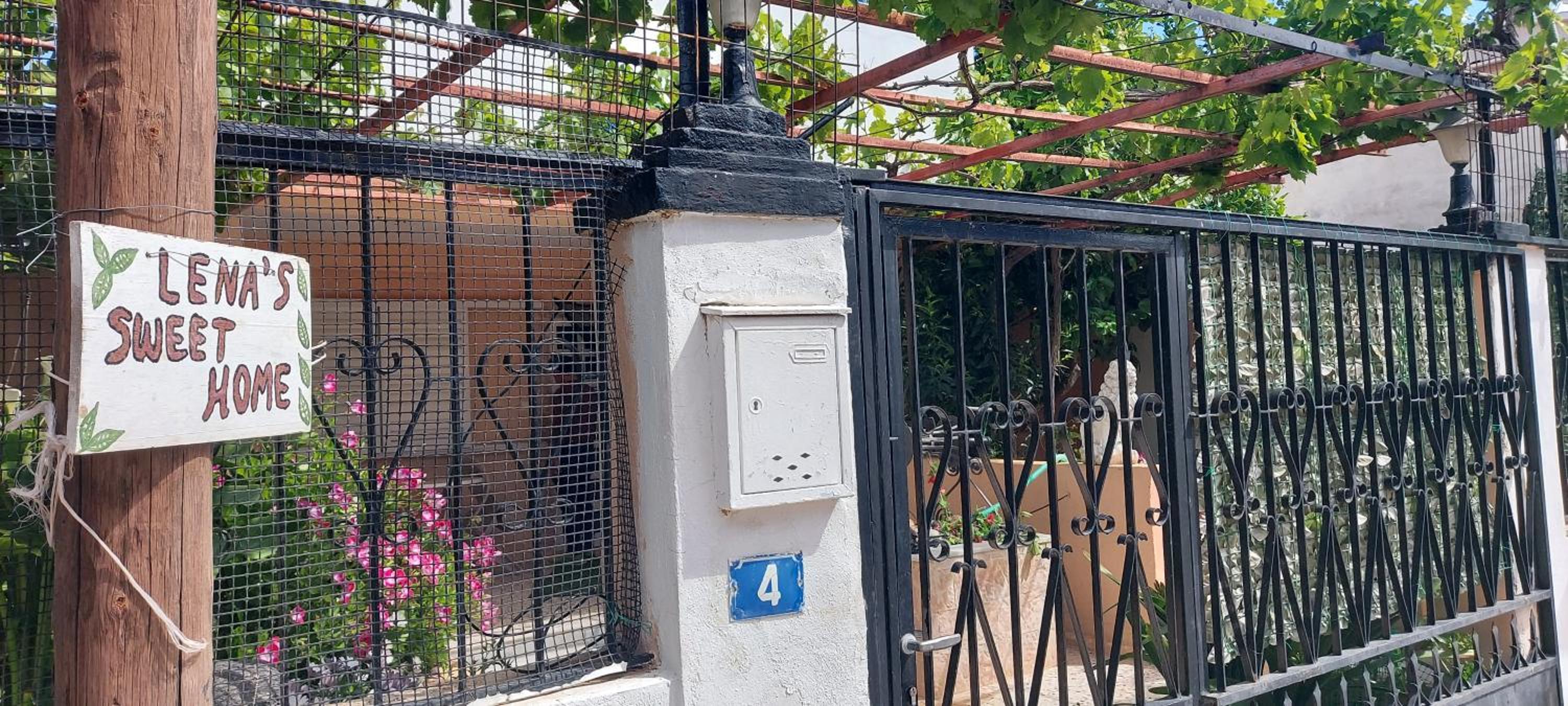 Hotel LENA'S SWEET HOME - Image 1