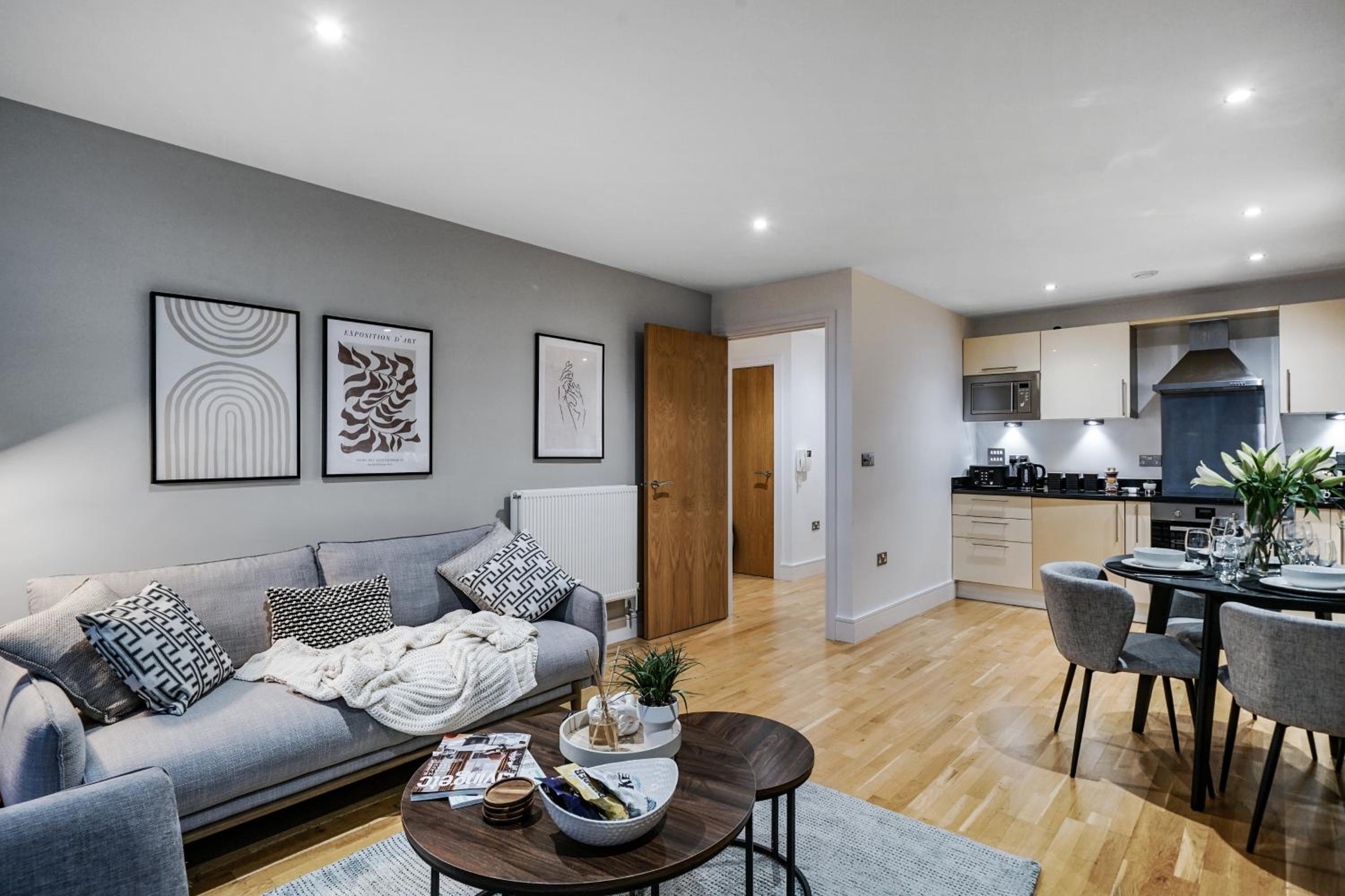 Spacious 1 bed flat with balcony minutes walk to Canary Wharf