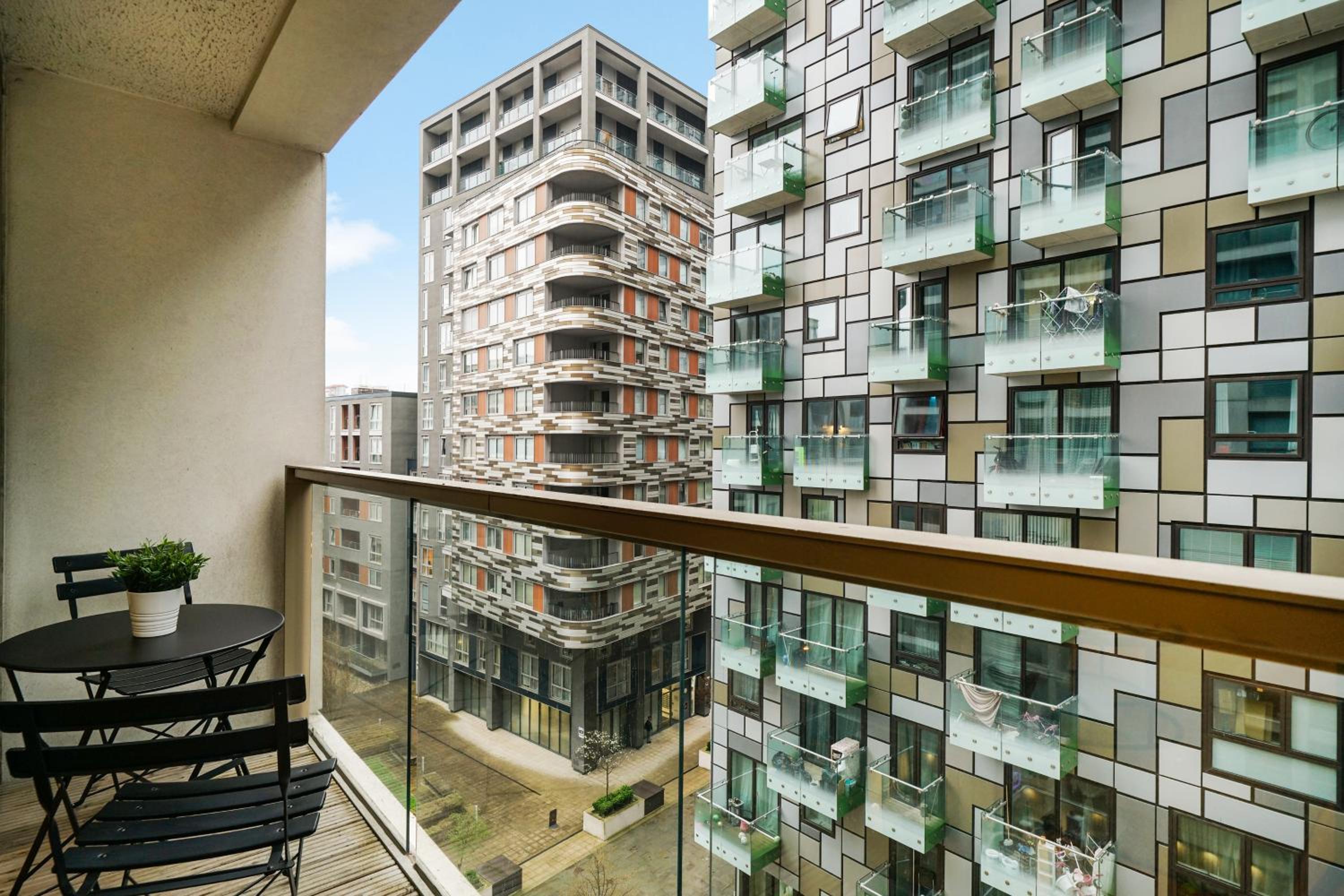 Spacious 1 bed flat with balcony minutes walk to Canary Wharf
