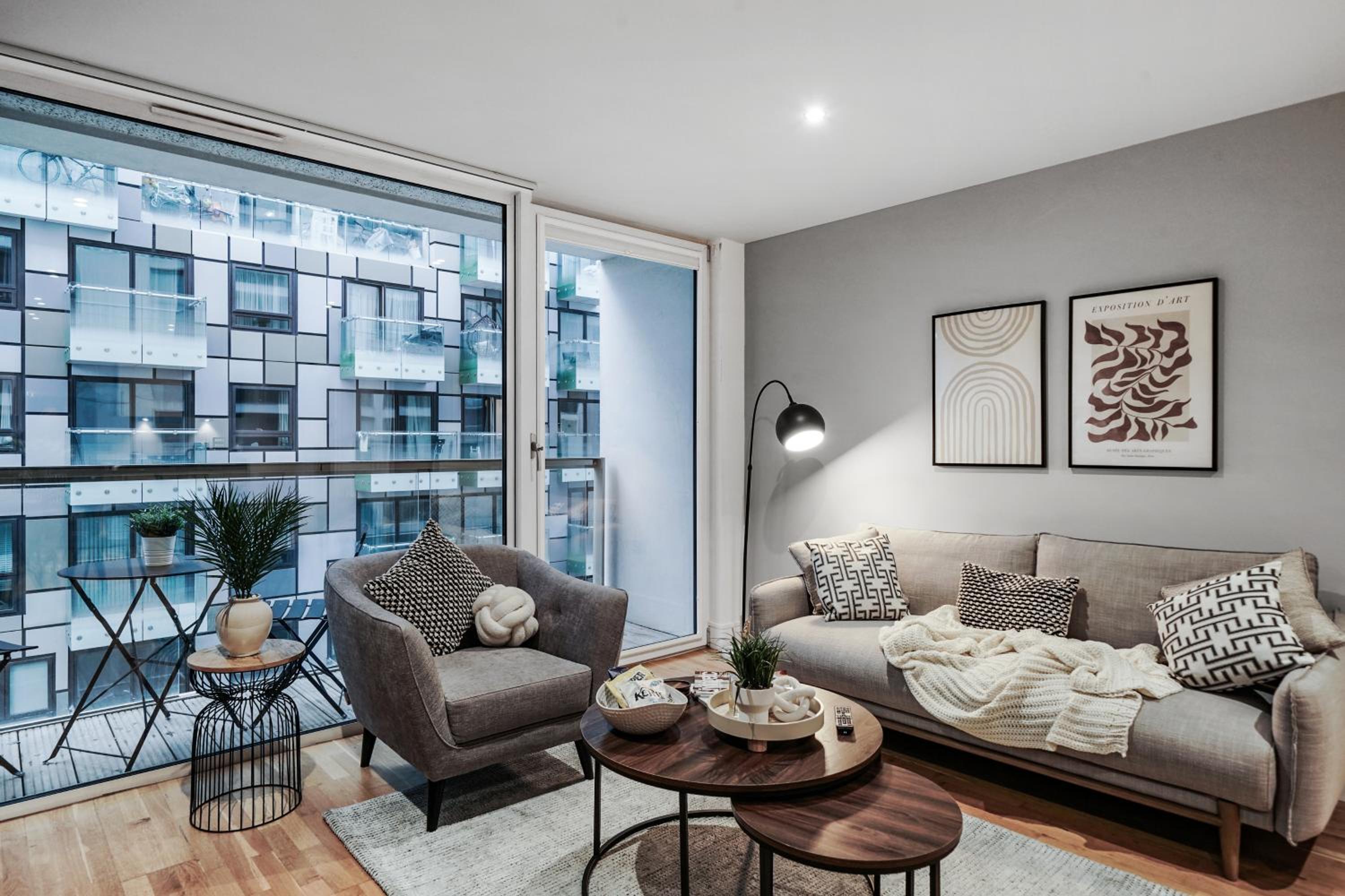 Spacious 1 bed flat with balcony minutes walk to Canary Wharf