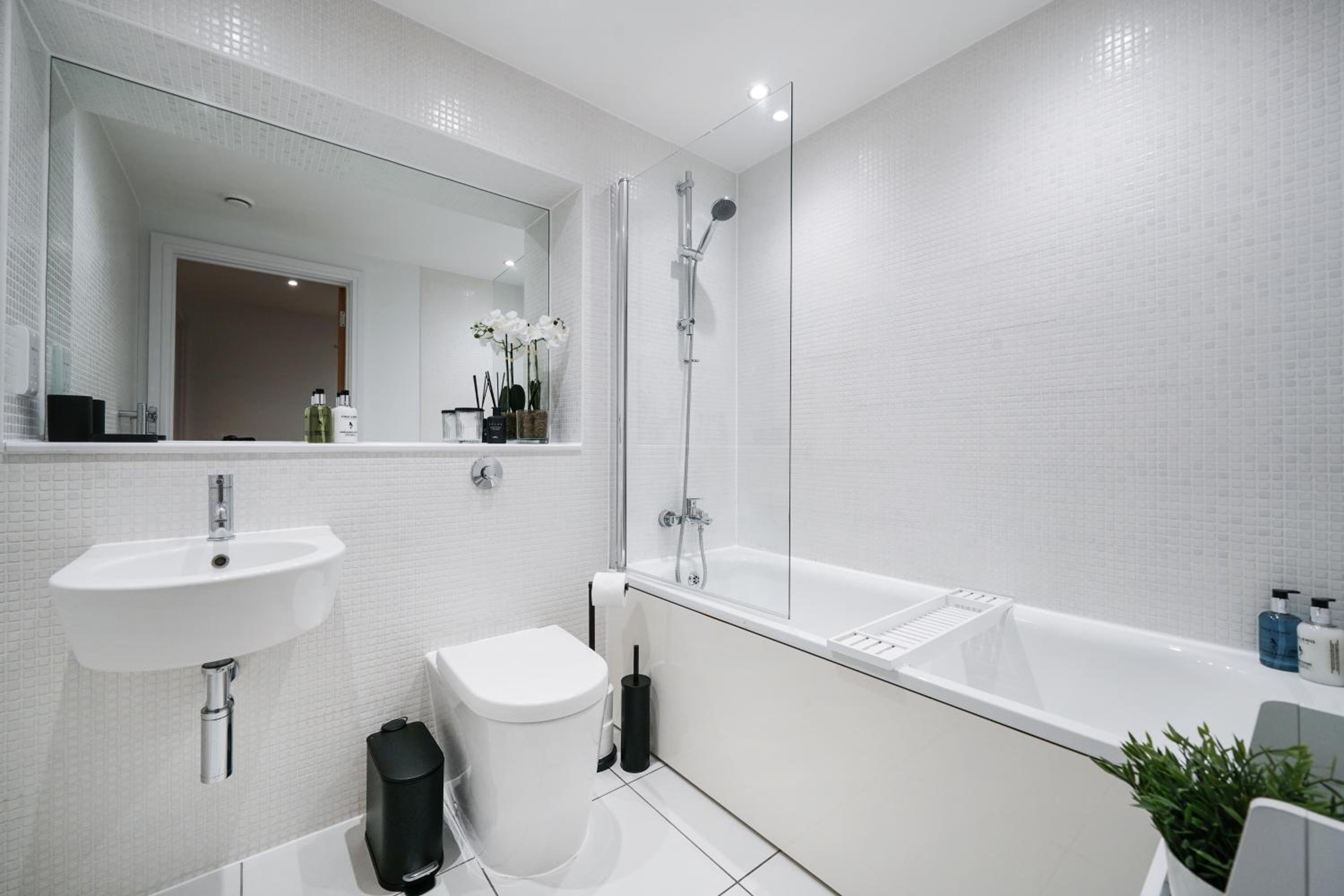 Spacious 1 bed flat with balcony minutes walk to Canary Wharf