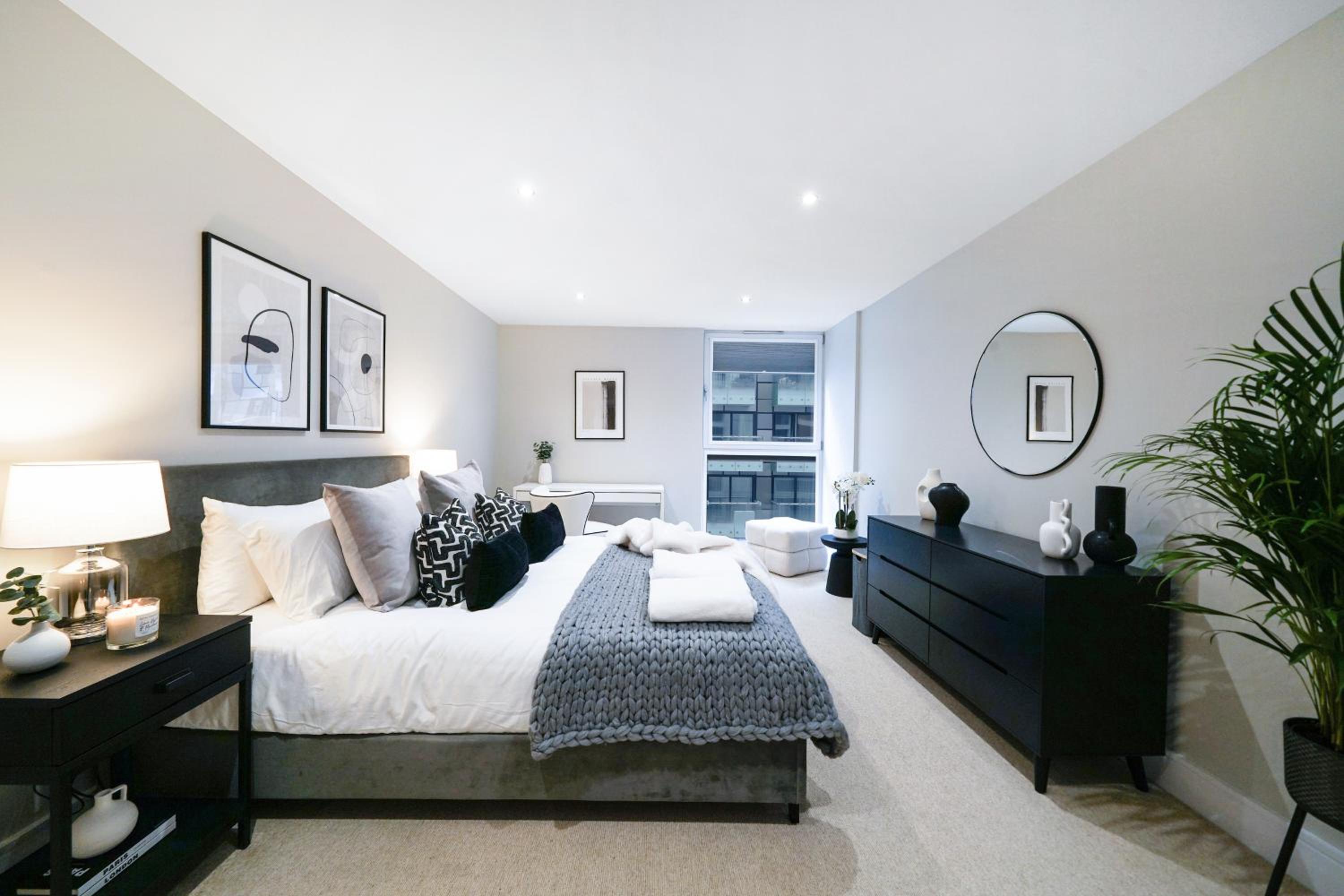 Spacious 1 bed flat with balcony minutes walk to Canary Wharf