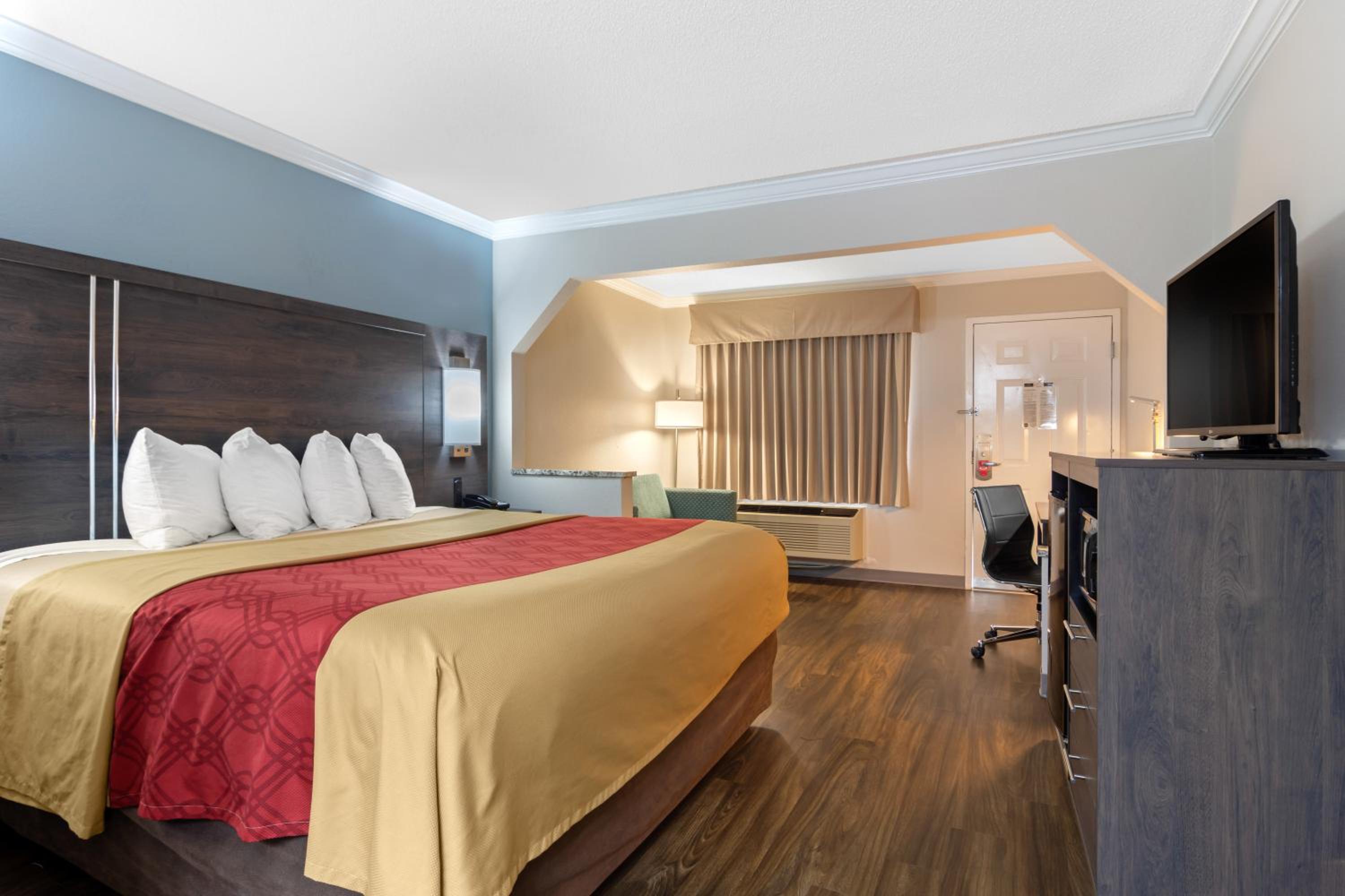 Byron Vacations - Econo Lodge Byron - Warner Robins - Property Image 6