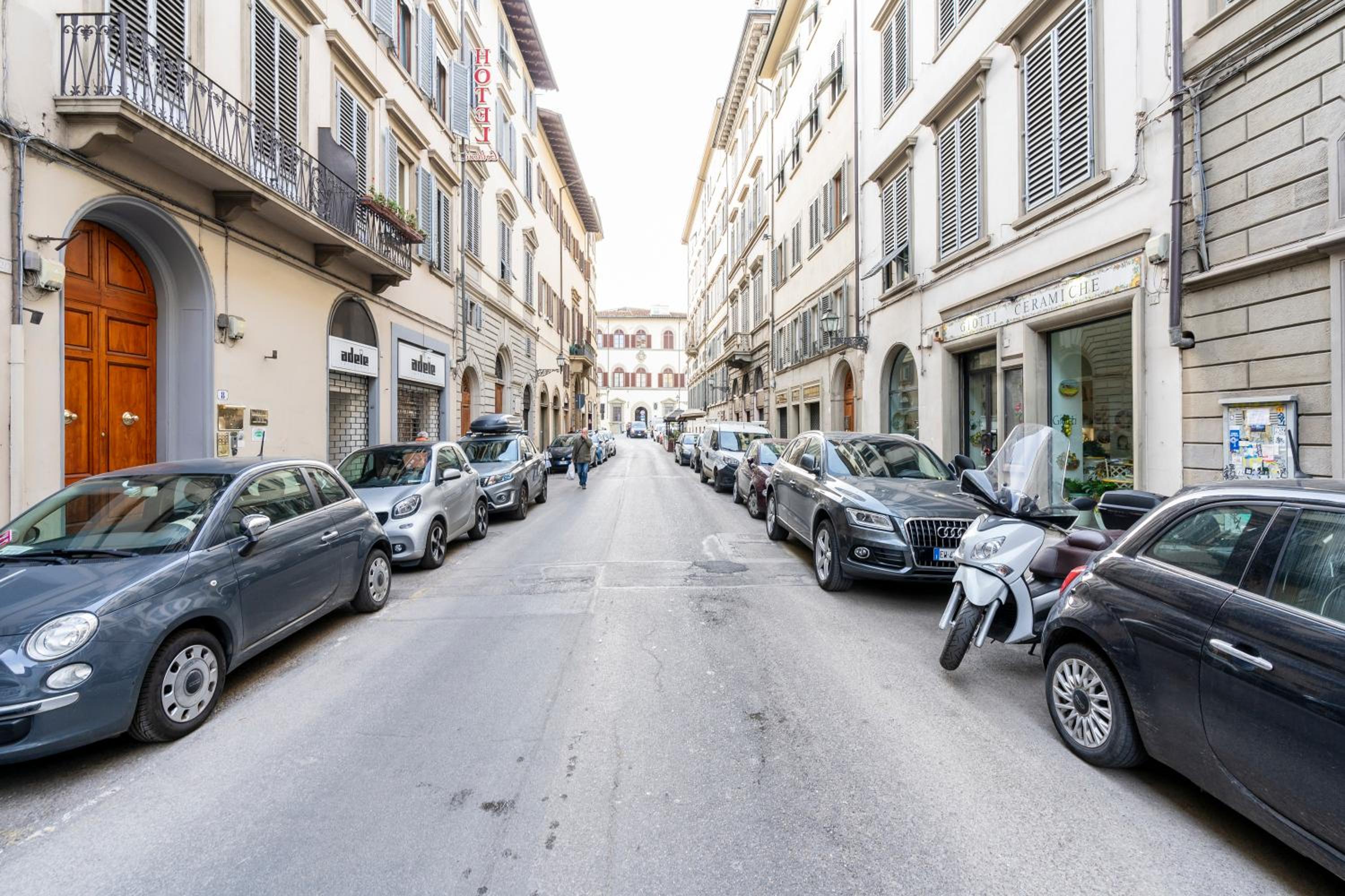 Historic Apartment Borgo Ognissanti, 8 Florence