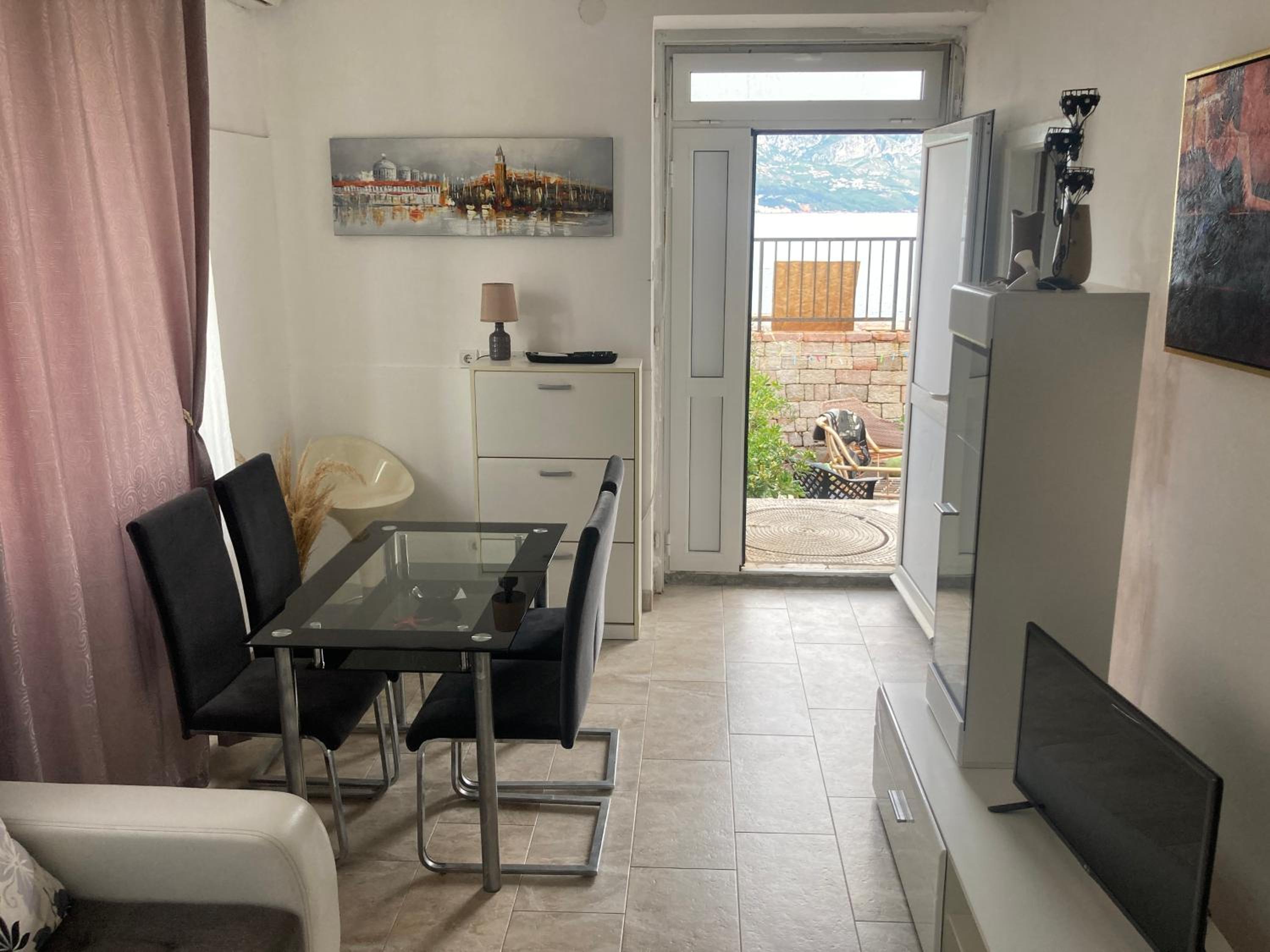 Plaža Stari Grad Budva pjena od mora Beach Apartman
