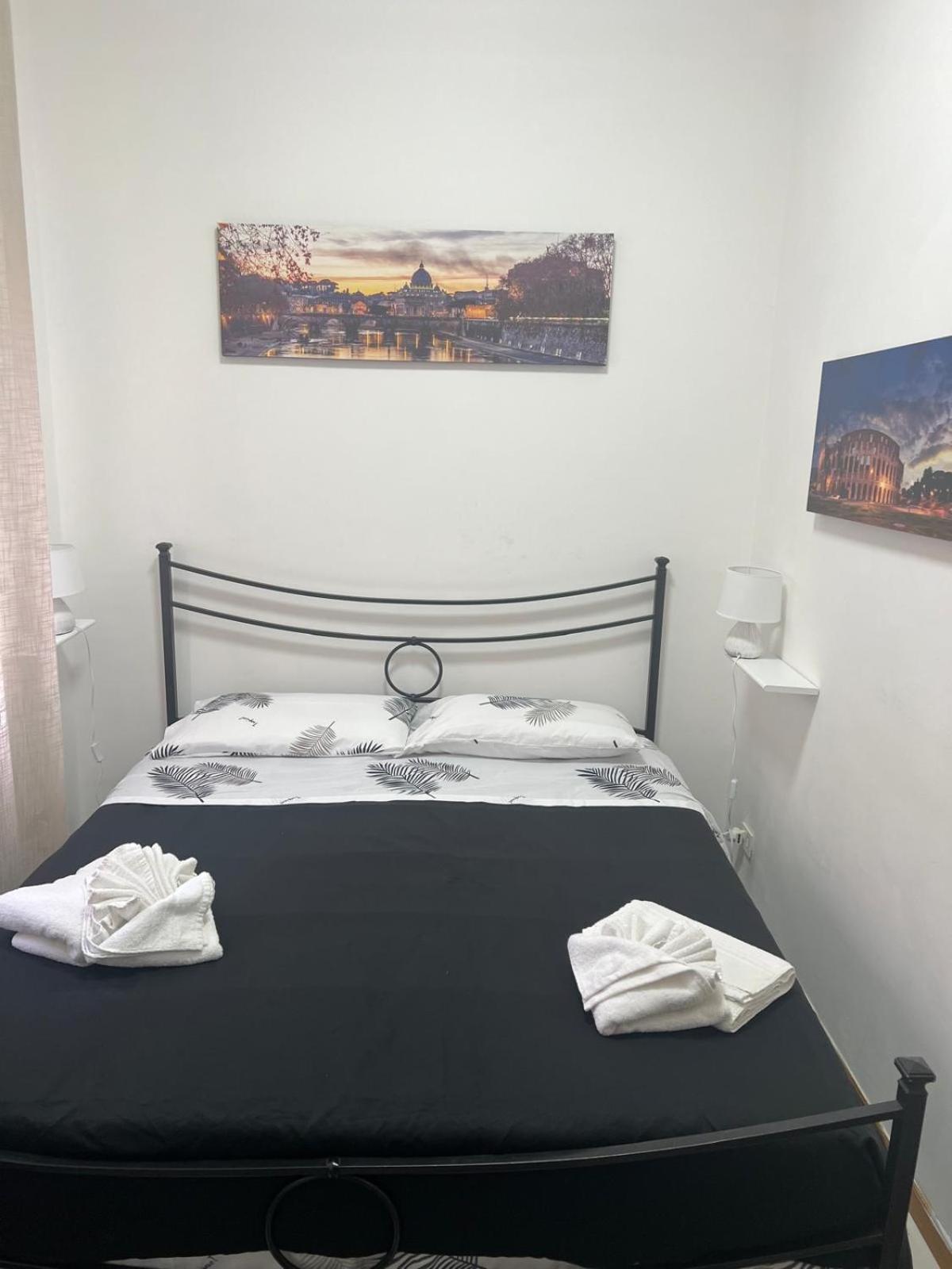Nic Roma en Rome — hotel room