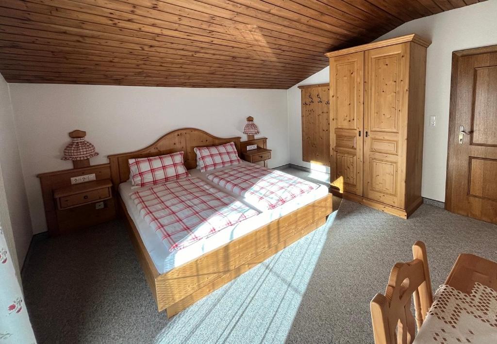 Ferienhaus Alpenblick, ganzes Ferienhaus, 5 Zi, 4 Bäder, gratis Parkplatz, Sonnenterrasse