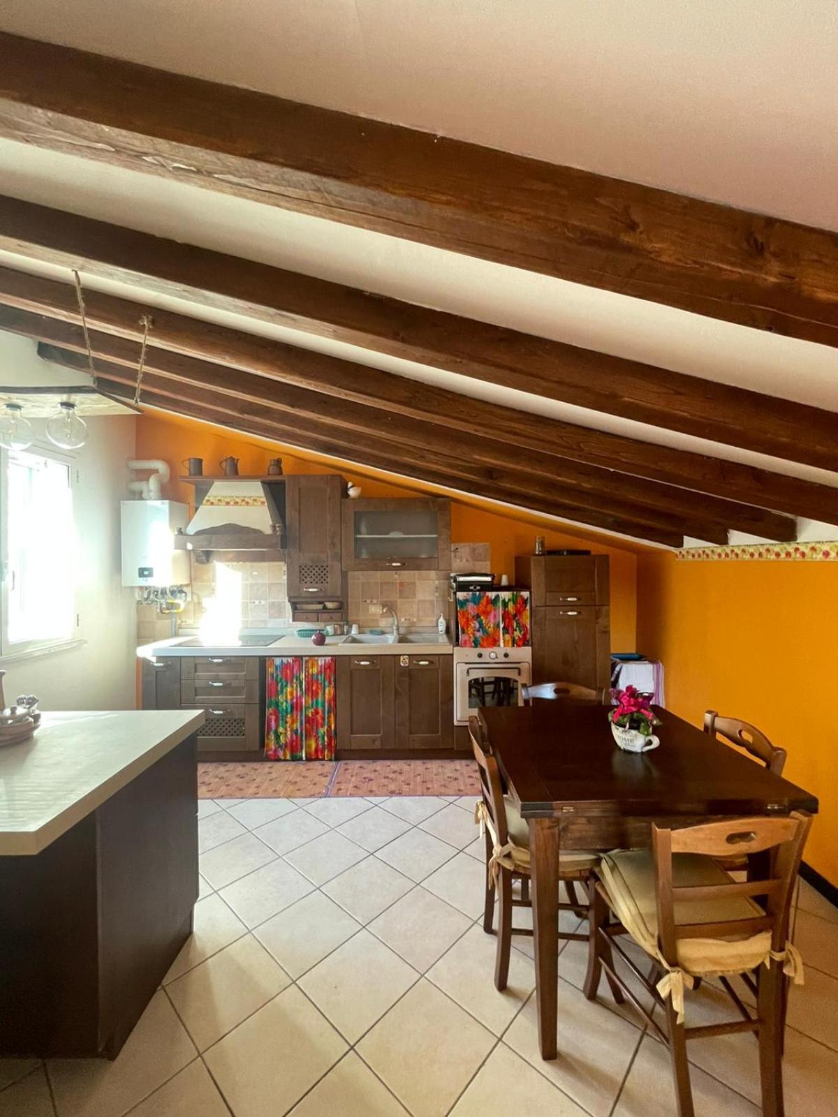 Il dolce dormire da Elisa e Giulia en Ranzo-Borgo — kitchen