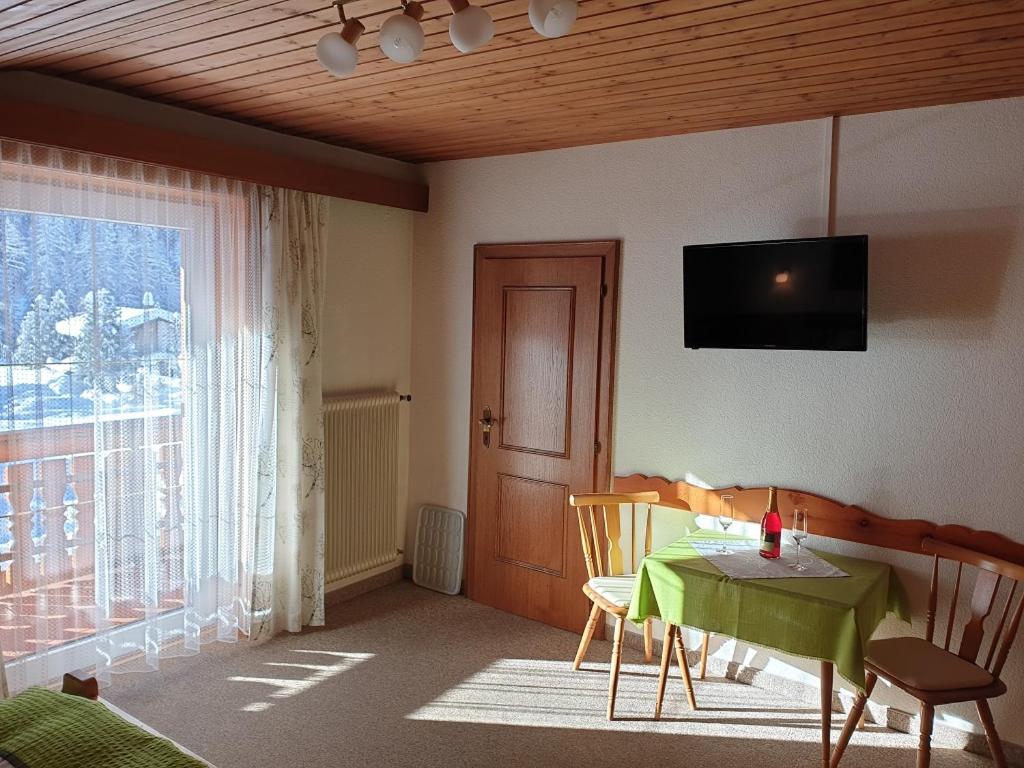 Ferienhaus Alpenblick, ganzes Ferienhaus, 5 Zi, 4 Bäder, gratis Parkplatz, Sonnenterrasse