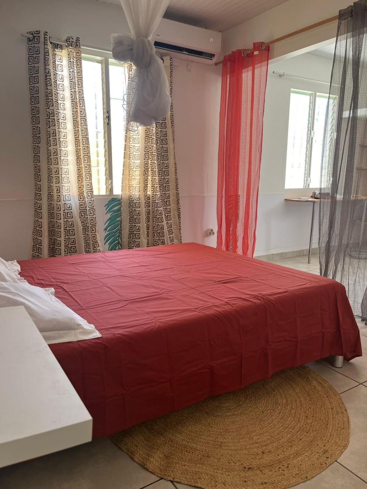 La maison de Vénus - Petite maison créole à 3 min du front de mer - proche de la plage de la Pointe Faula - kitesurf et activités nautiques view 4