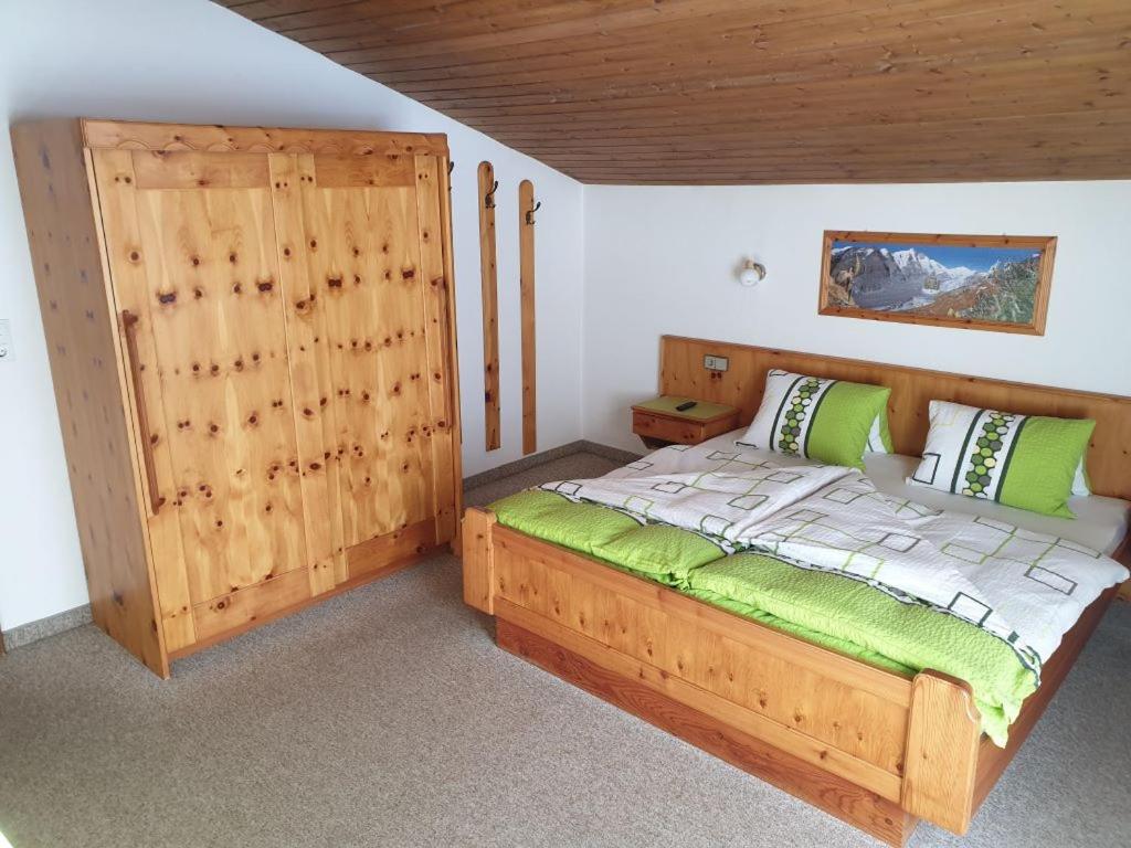 Ferienhaus Alpenblick, ganzes Ferienhaus, 5 Zi, 4 Bäder, gratis Parkplatz, Sonnenterrasse