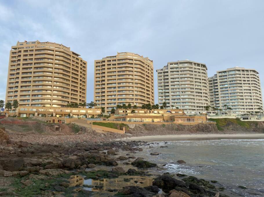 Hotel Love La Jolla Hot Tub and Pools - Image 1